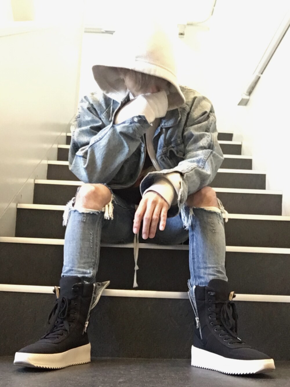 「fear of god、fearofgod」｜「Fear of God Los Angelesのアイテム（デニムジャケット、ブルー系）」を使った、Tさんさん（メンズ・170cm）の冬コーディネートの1枚目の写真