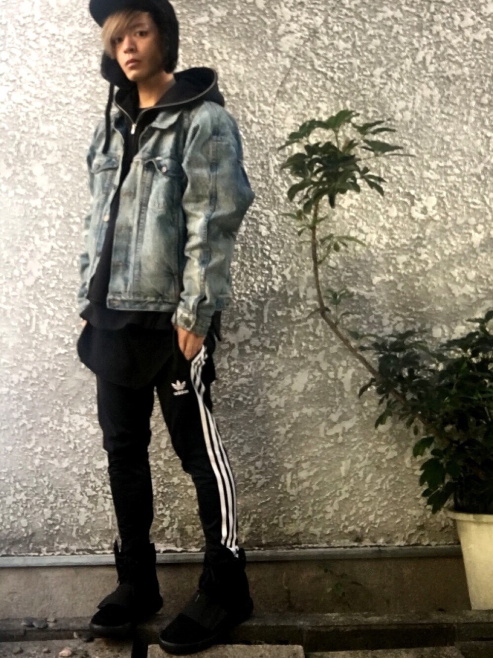 「fear of god、fearofgod、adidas、adidas originals、yeezy、yeezyboost、yeezyboost750、yeezyseason、CA4LA」｜「Fear of God Los Angelesのアイテム（デニムジャケット、ブルー系）」を使った、Tさんさん（メンズ・170cm）の冬コーディネートの1枚目の写真