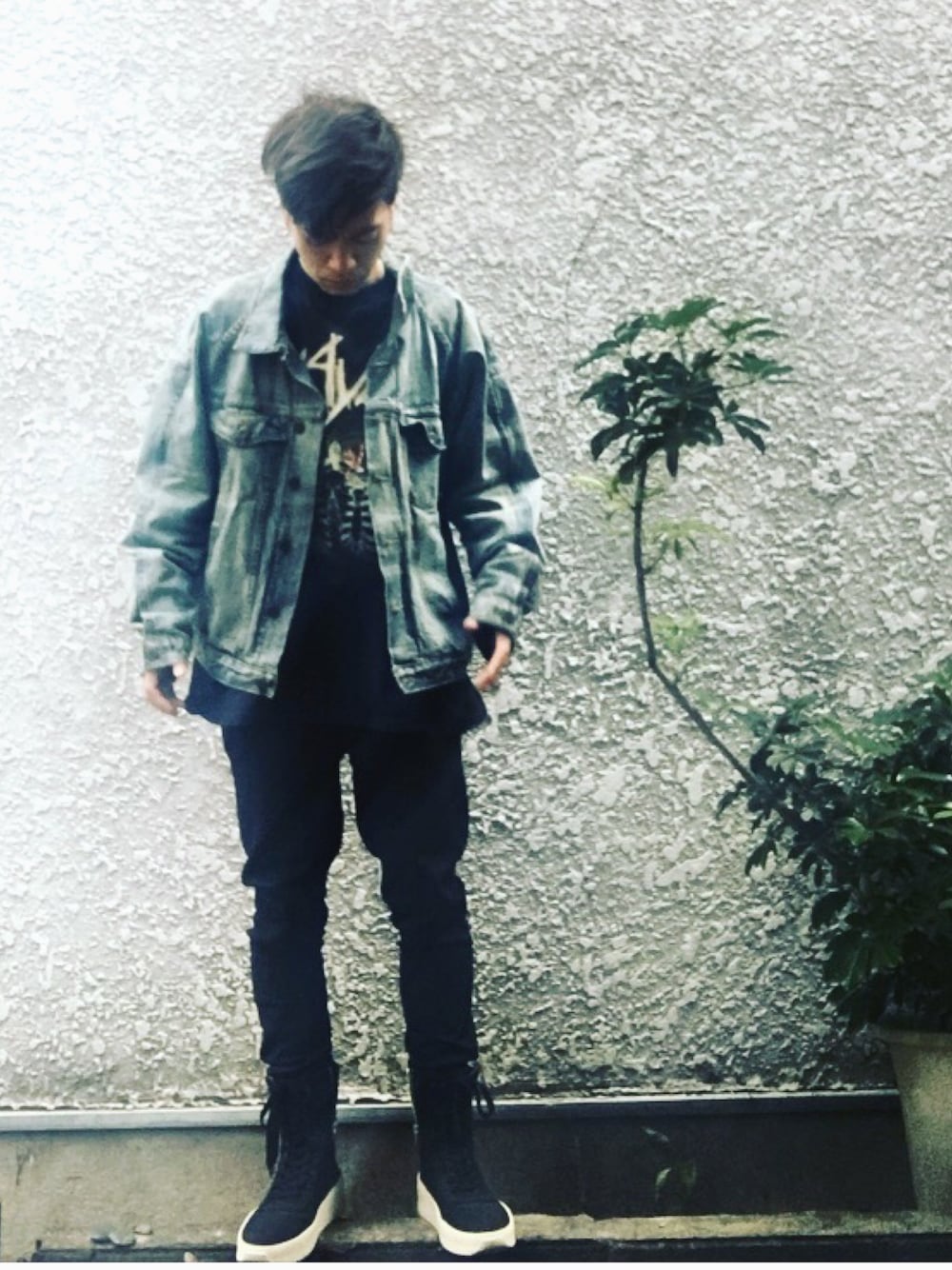 「fear of god、fearofgod、adidas、adidas originals、vintage」｜「Fear of God Los Angelesのアイテム（デニムジャケット、ブルー系）」を使った、Tさんさん（メンズ・170cm）の冬コーディネートの1枚目の写真