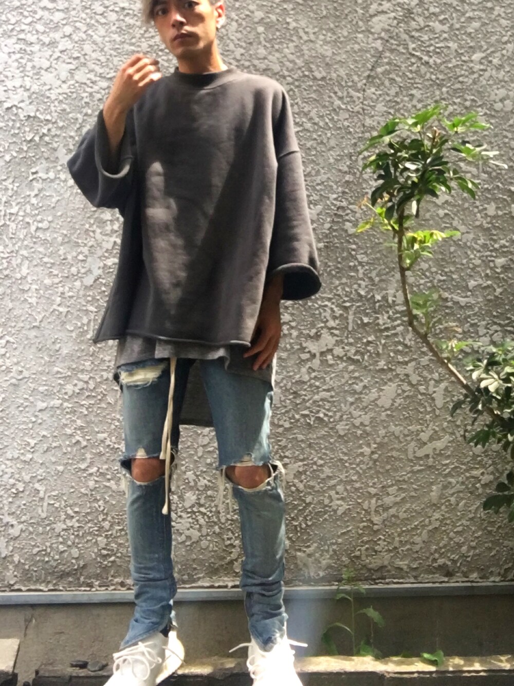 「fear of god、adidas originals、yeezyboost350V2、yeezy」｜「Fear of God Los Angelesのアイテム（Tシャツ/カットソー、グレー系）」を使った、Tさんさん（メンズ・170cm）の春コーディネートの1枚目の写真