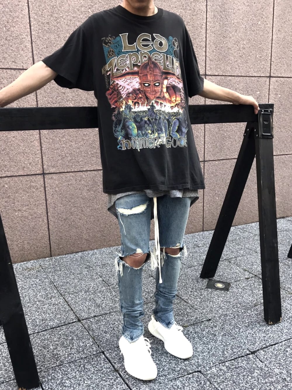 「YeezyBoost350、yeezyboost、adidas originals、fear of god」｜「Led Zeppelinのアイテム（Tシャツ/カットソー、ブラック系）」を使った、Tさんさん（メンズ・170cm）の春コーディネートの1枚目の写真