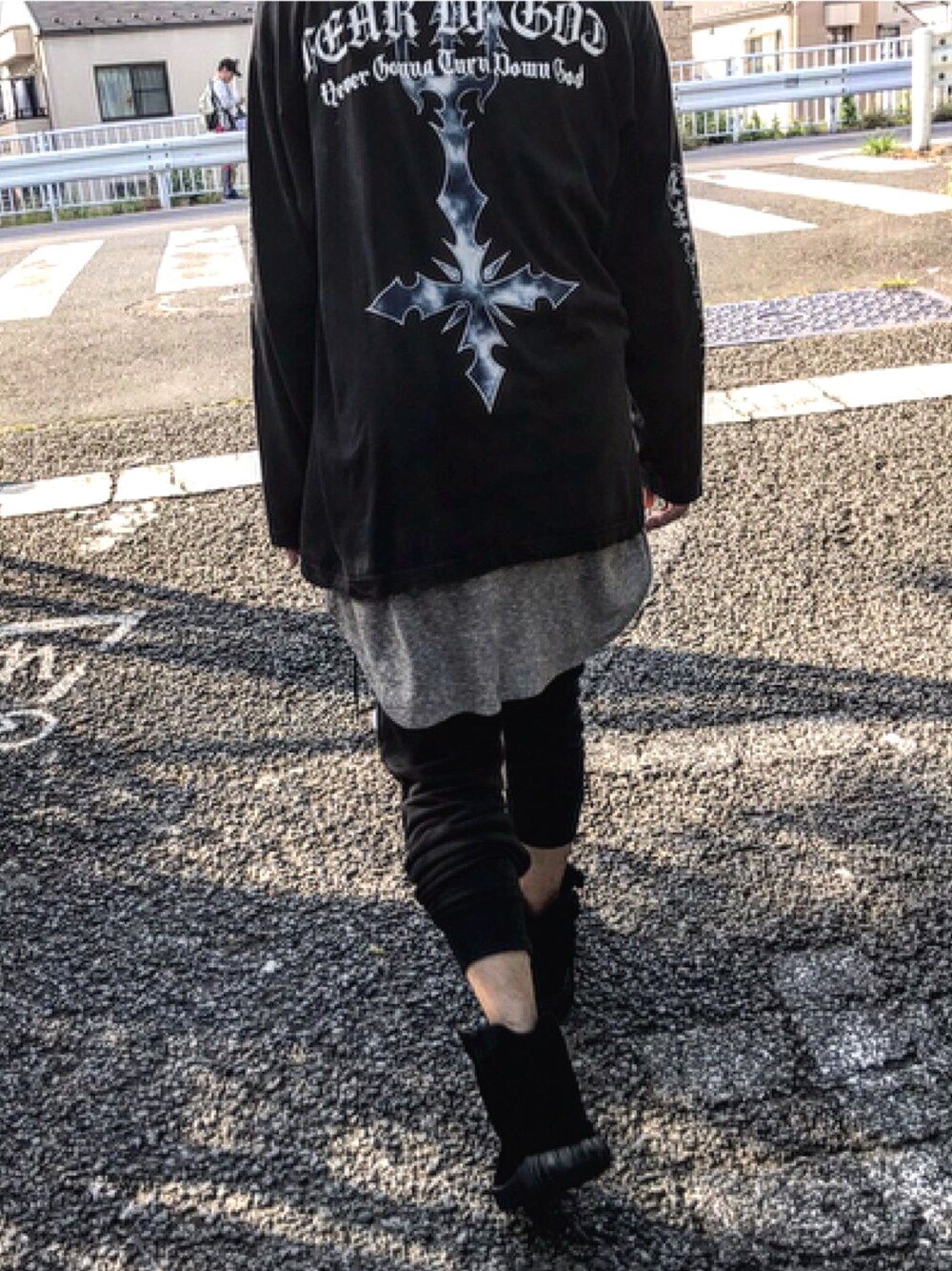 「fog、fear of god、Fear,and Loathing in Las Vegas、fearofgod、adidas、adidas originals、yeezyboost750、YeezyBoost350、yeezy、yeezyboost」｜「Fear of God Los Angelesのアイテム（Tシャツ/カットソー、ブラック系）」を使った、Tさんさん（メンズ・170cm）の春コーディネートの1枚目の写真