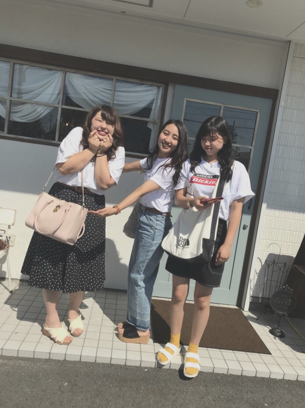 「ストリートMIX、ミニスカート、古着、 Tシャツ」｜「THE NORTH FACEのザ･ノース･フェイス オーガニックコットンショルダートート / フレアマーケットトート（トートバッグ、ブラック系）」を使った、chikaさん（レディース・165cm）の夏コーディネートの1枚目の写真