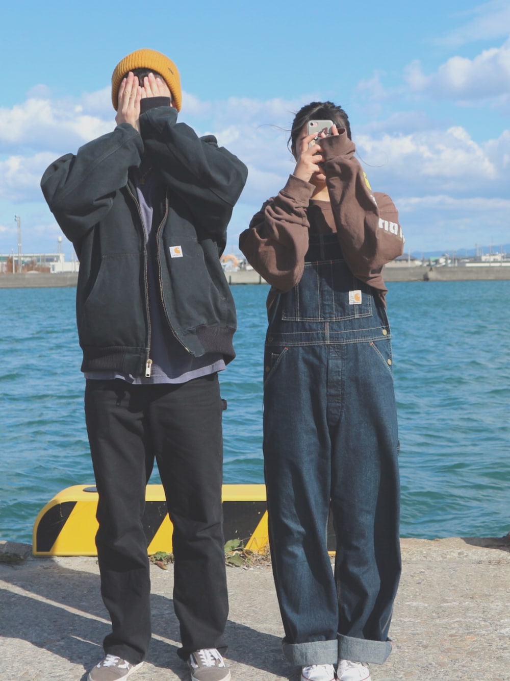 「カーハート、carhartt、オーバーオール、古着」｜「Carharttのアイテム（サロペット/オーバーオール、ブルー系）」を使った、chikaさん（レディース・165cm）の春コーディネートの1枚目の写真