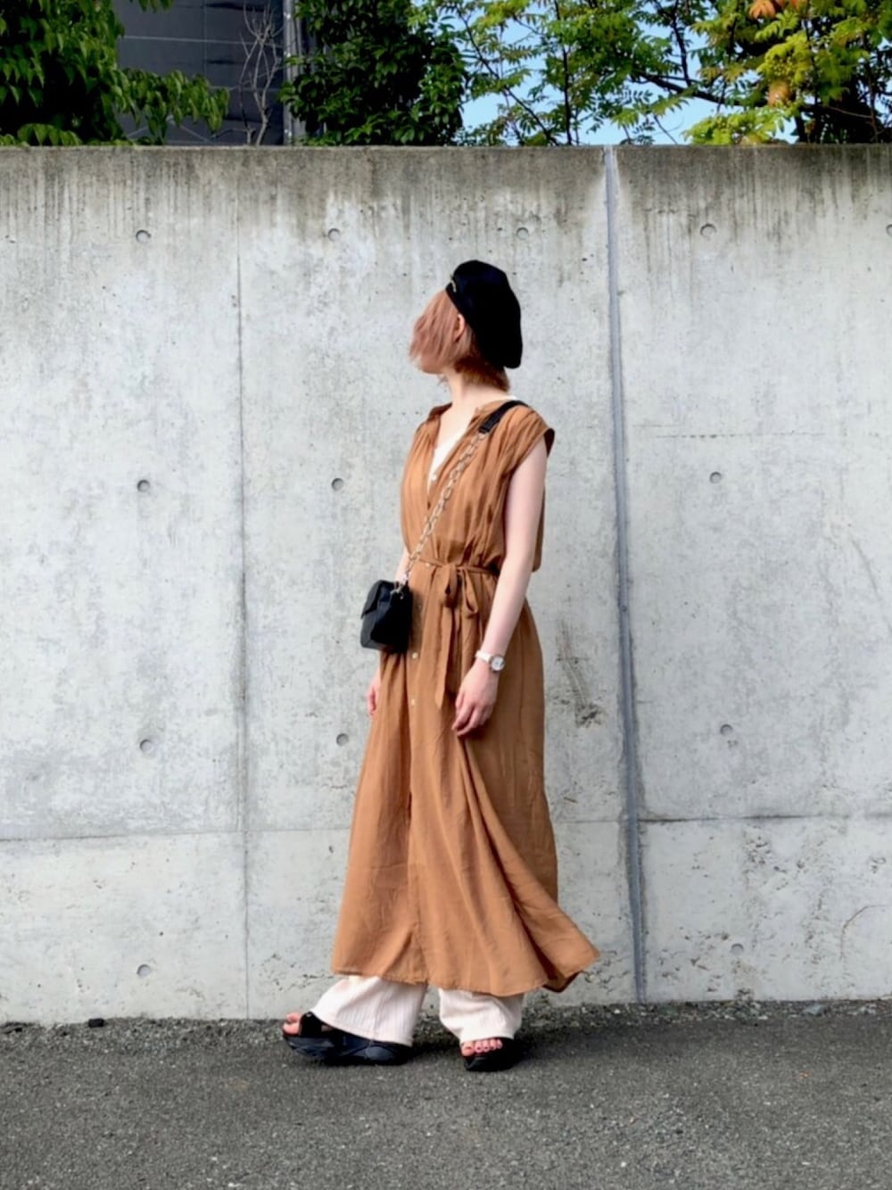 ブラウン系のシャツワンピース、ホワイト系のその他パンツ、ホワイト系のタンクトップを着用したレディースの夏コーディネートの1枚目の写真