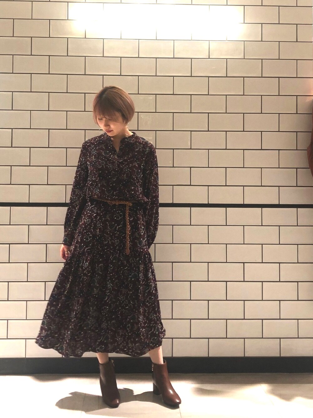 「大人カジュアル、総柄、ロングワンピース、低身長、ショートヘア、秋コーデ」｜「Aunt Marie'sのAUNT MARIE'S ベルト付き総柄ロングワンピース（ワンピース、ブラウン系）」を使った、とよさん（レディース・152cm）の秋コーディネートの1枚目の写真