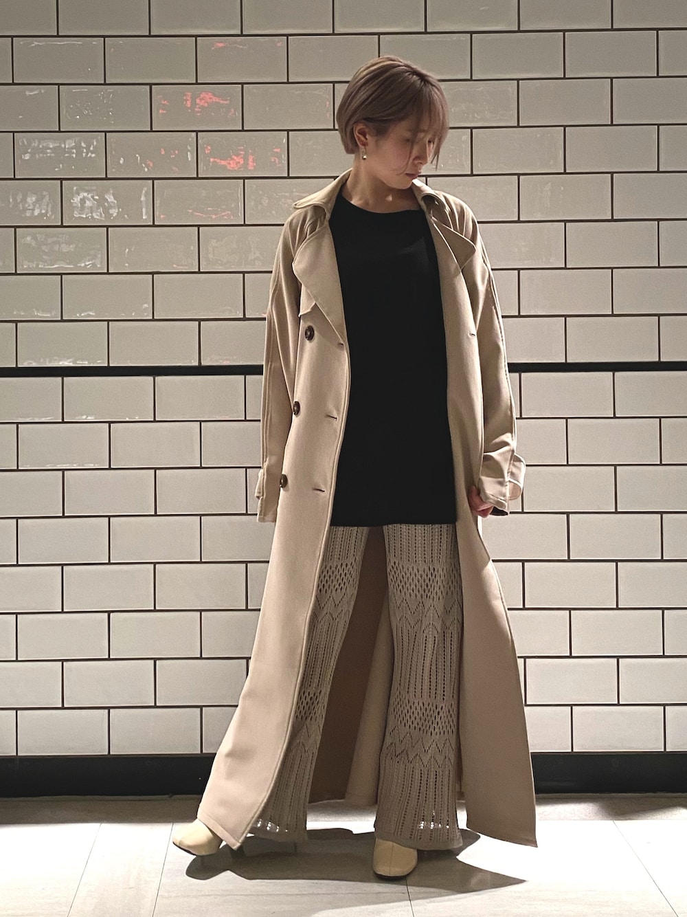 ブラック系のTシャツ/カットソー、ベージュ系のその他パンツ、ベージュ系のトレンチコートを着用したレディースの冬コーディネートの1枚目の写真