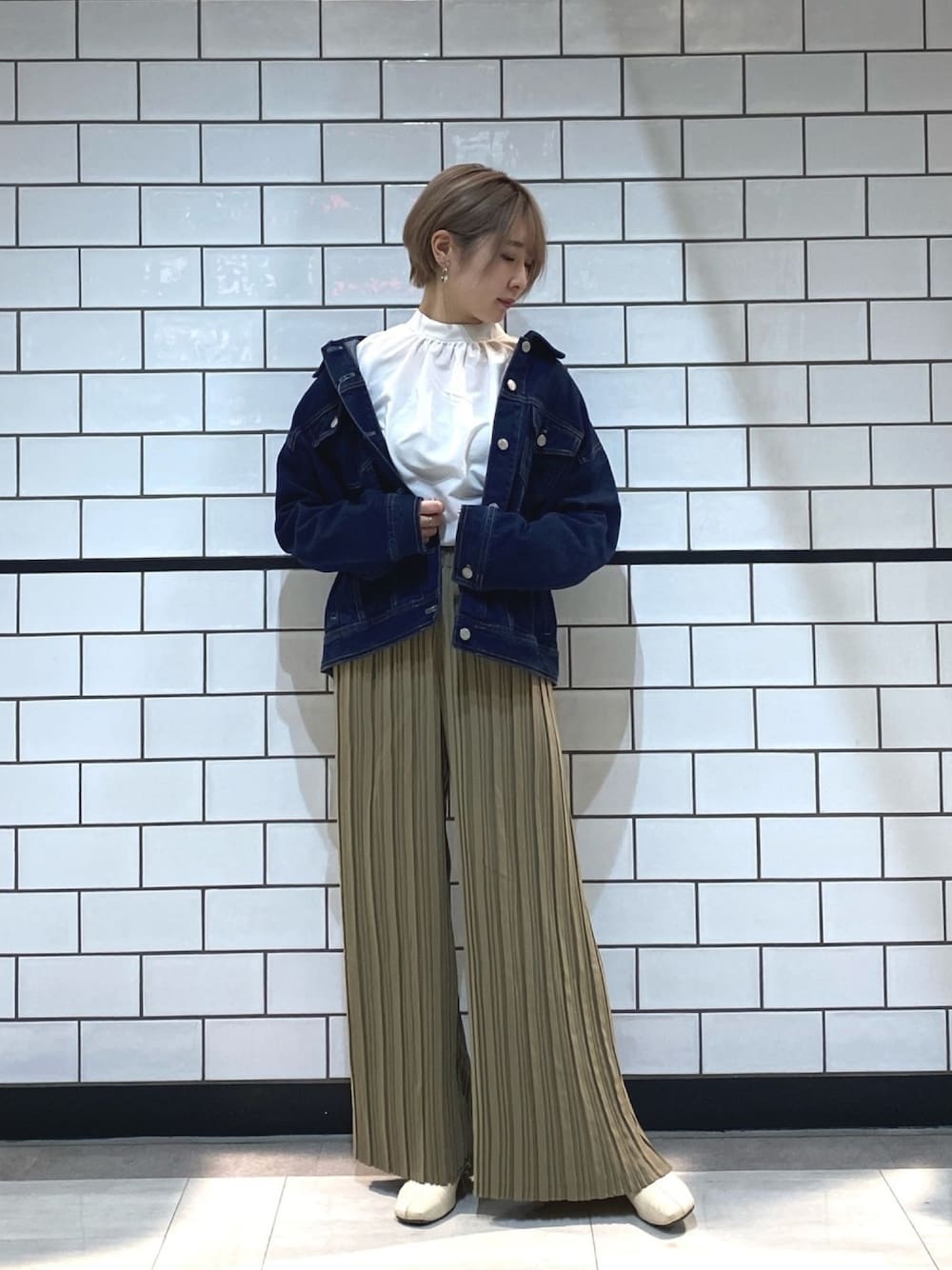 ブルー系のデニムジャケット、グリーン系のその他パンツを着用したレディースの冬コーディネートの1枚目の写真