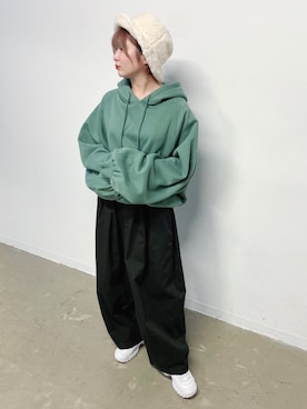 「アイテム（パーカー、グリーン系）」を使った、とよさん（レディース・153cm）の秋コーディネート