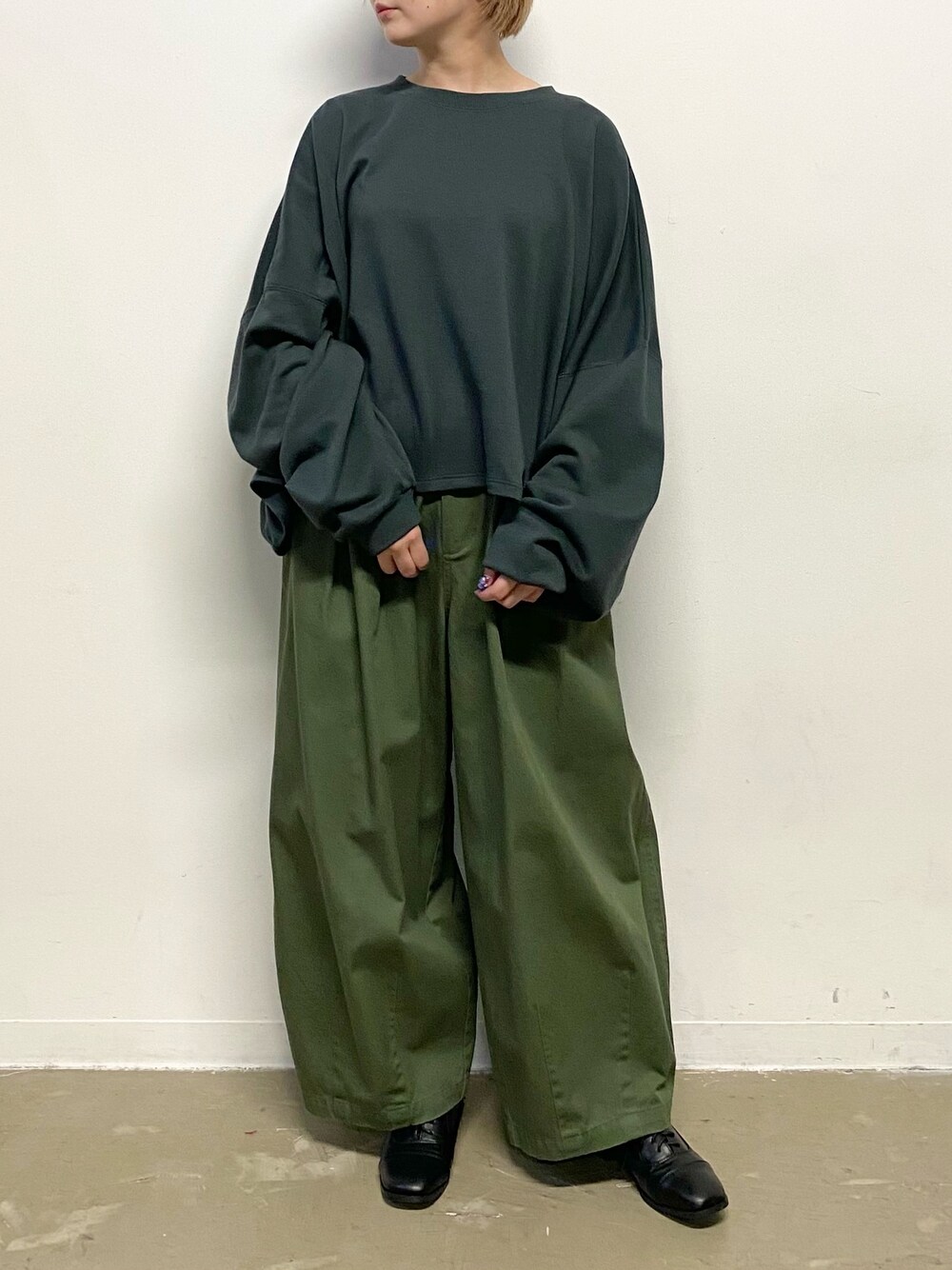 「秋コーデ、ゆるコーデ、ボリューム袖、サーカスパンツ、お洒落さんとつながりたい、ootd、merlot」｜「MERLOTのボリューム袖裏毛PO（スウェット、グレー系）」を使った、とよさん（レディース・152cm）の秋コーディネートの1枚目の写真