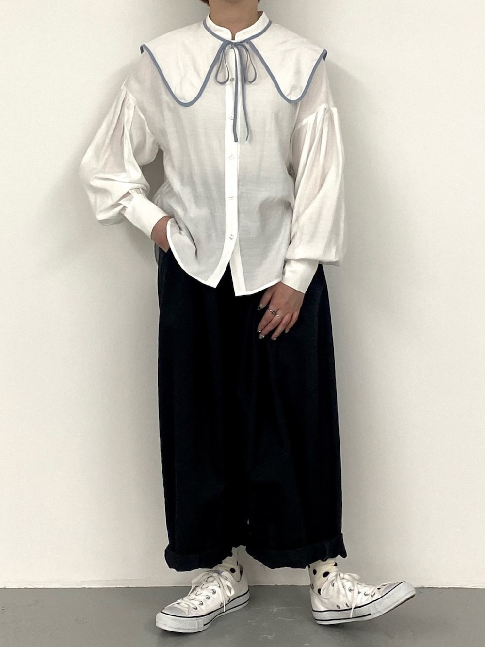 ホワイト系のシャツ/ブラウス、グレー系のチノパンツを着用したレディースの春コーディネートの1枚目の写真