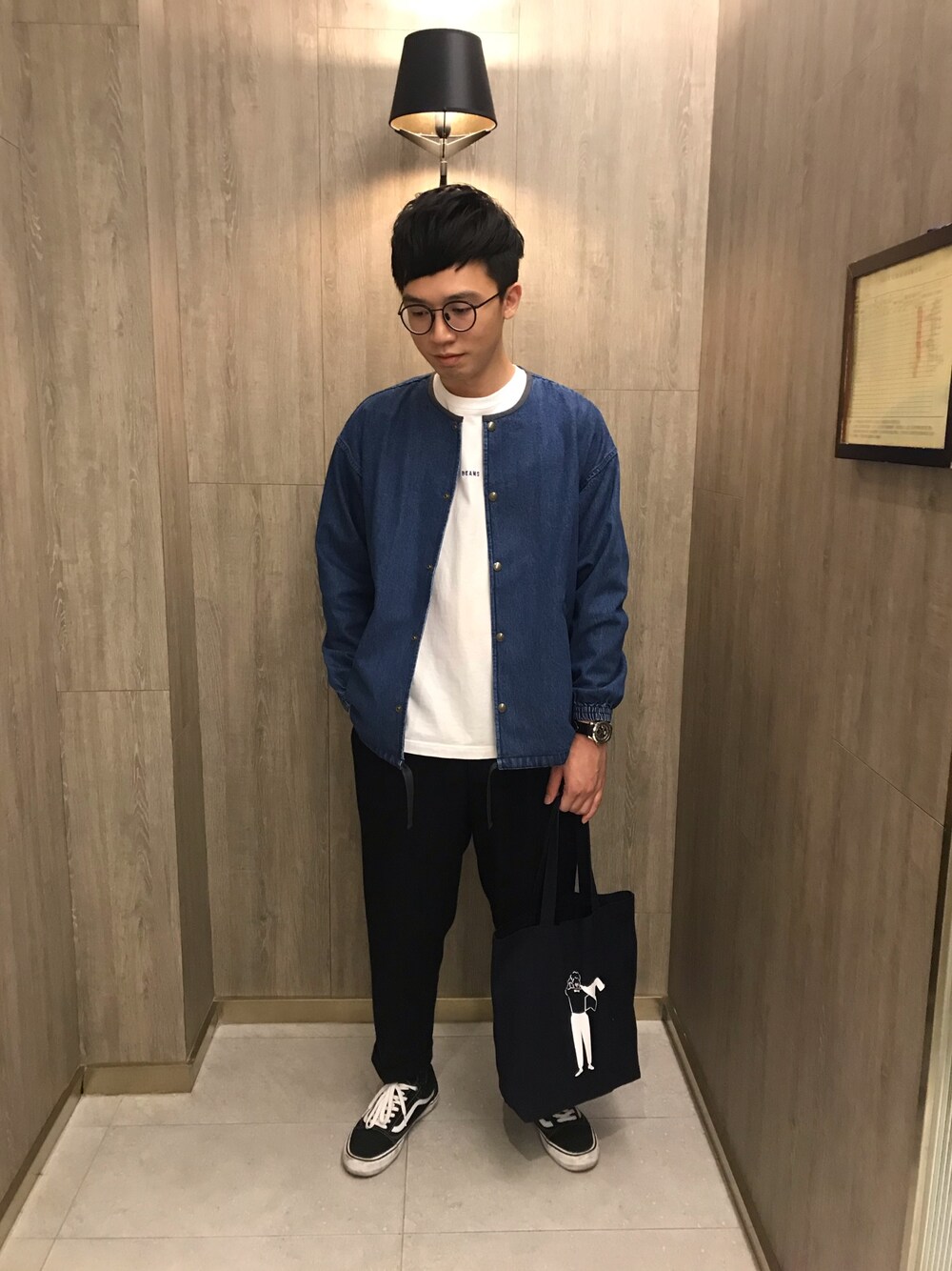 「BEAMSのBEAMS / ミニロゴクルーネックTシャツ（Tシャツ/カットソー、ホワイト系）」を使った、玠さん（メンズ・175cm）の冬コーディネートの1枚目の写真