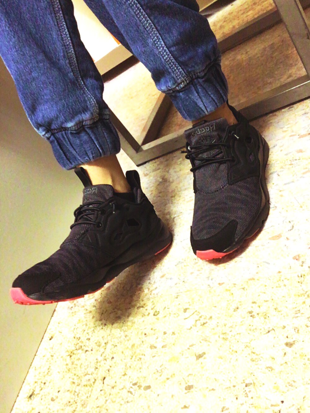 「reebok、fury lite、ブラック、ジョガーパンツ」｜「Reebokのフューリーライト SOLE（スニーカー、ブラック系）」を使った、mush.さん（レディース・150cm）の春コーディネートの1枚目の写真