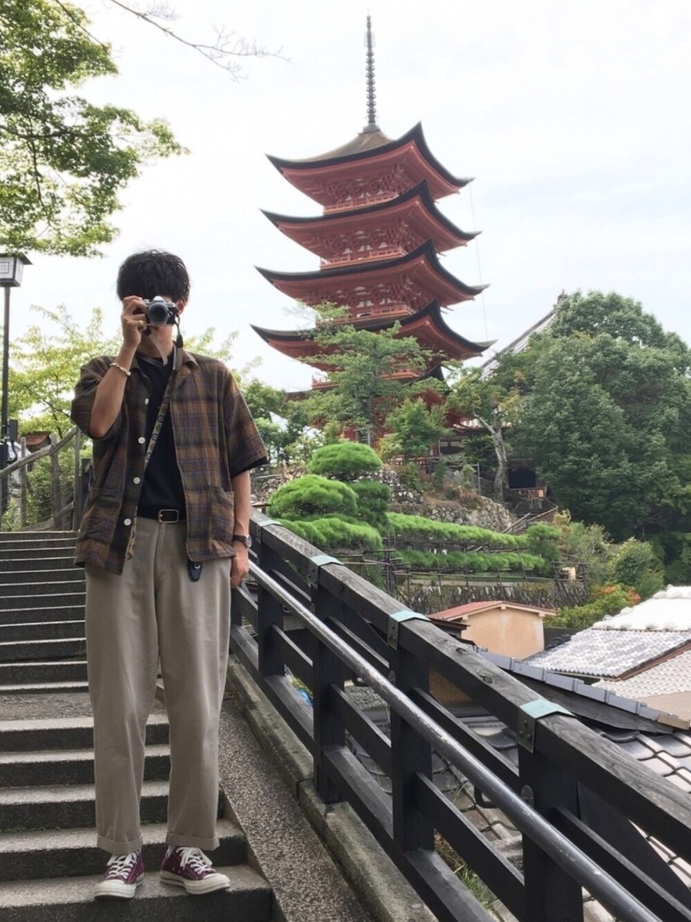 ブラウン系のシャツ/ブラウス、その他のスニーカー、ベージュ系のチノパンツを着用したメンズの夏コーディネートの1枚目の写真