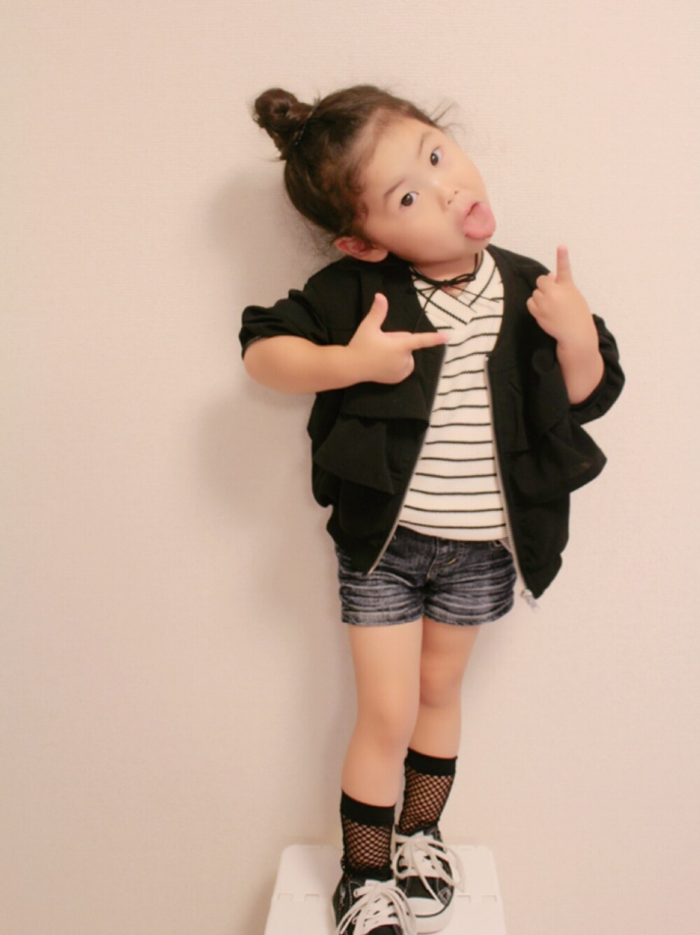 「birthday、キッズファッション、ワッフル、網ソックス、スニーカー、3歳」｜「Birthdayのアイテム（ブルゾン、ブラック系）」を使った、enaaaさん（キッズ・100cm）の秋コーディネートの1枚目の写真