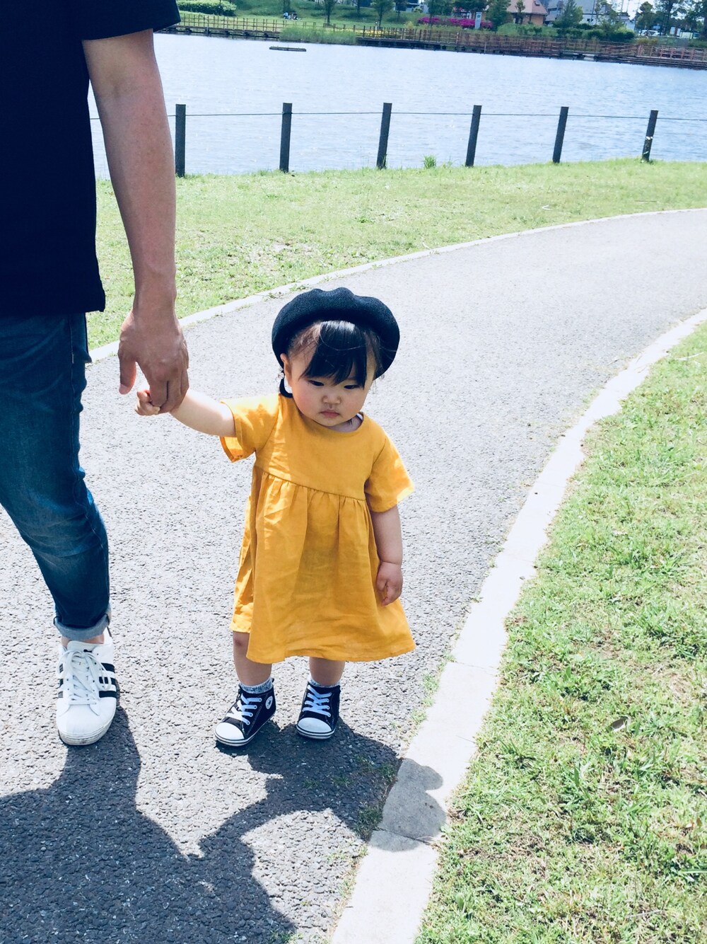 「ベレー帽、ワンピース、プティマイン、おんなのこコーデ、コンバース、夏」｜「petit mainのサーモベレー帽（ハンチング/ベレー帽、ブラック系）」を使った、mikさん（キッズ・80cm）の春コーディネートの1枚目の写真