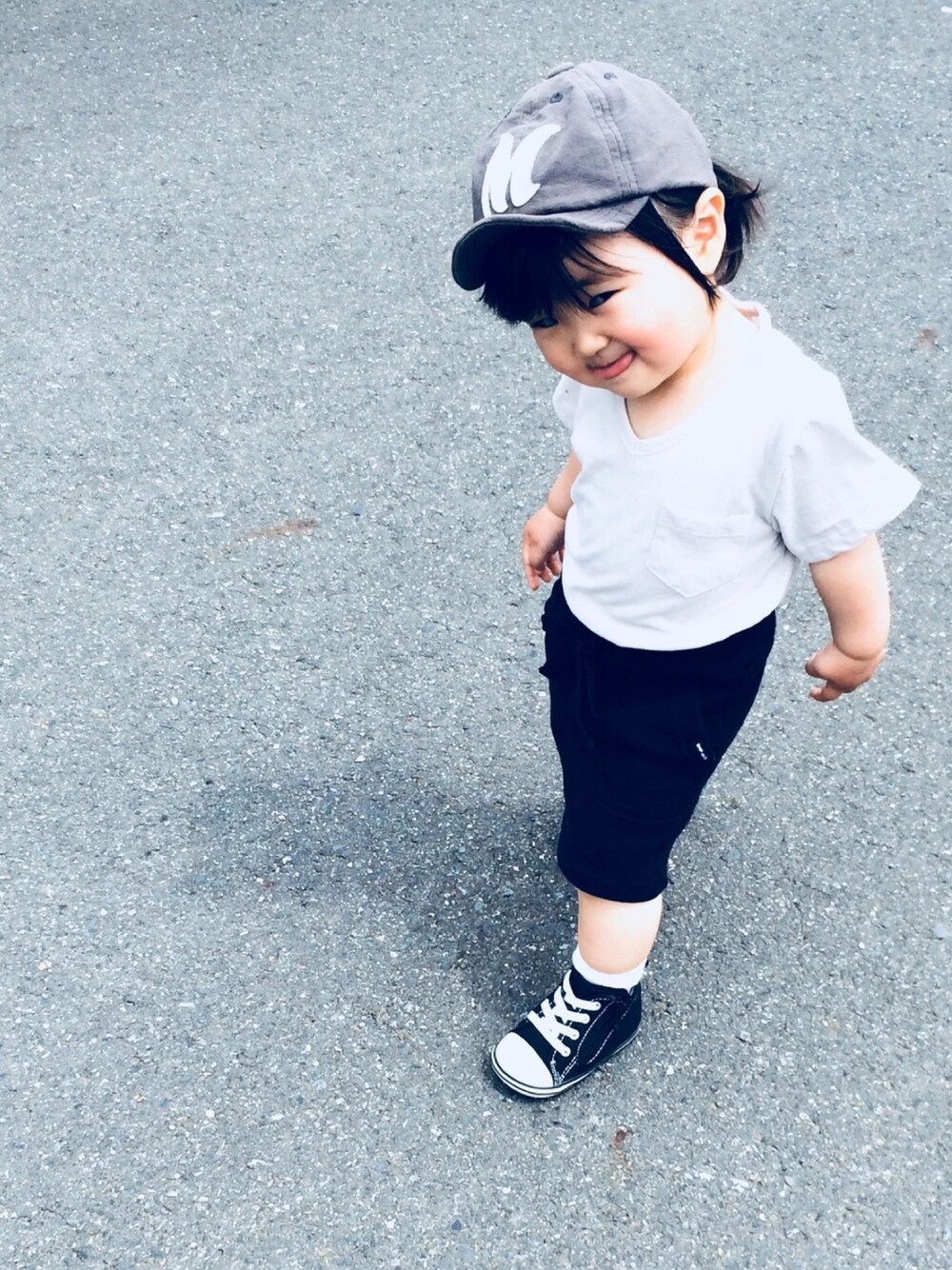 「韓国子供服、キャップ、タイトスカート、シンプル、コンバース、キッズファッション、シンプルコーデ、1歳、1歳半」｜「Birthdayのアイテム（キャップ、グレー系）」を使った、mikさん（キッズ・80cm）の春コーディネートの1枚目の写真