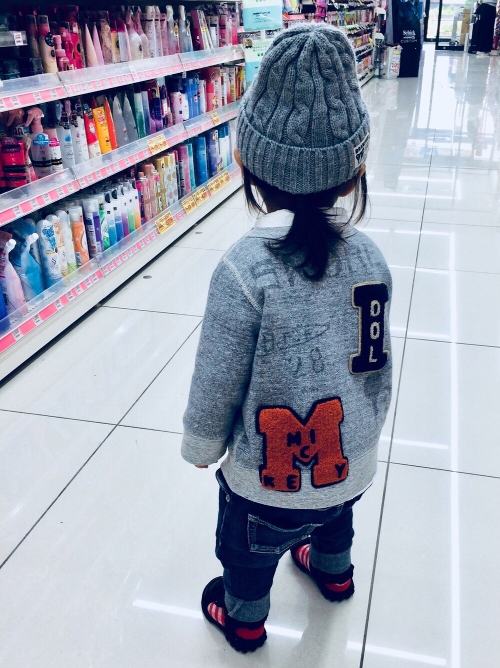 グレー系のスウェット、ブルー系のデニムパンツ、ブラック系のサンダルを着用したキッズの春コーディネートの1枚目の写真