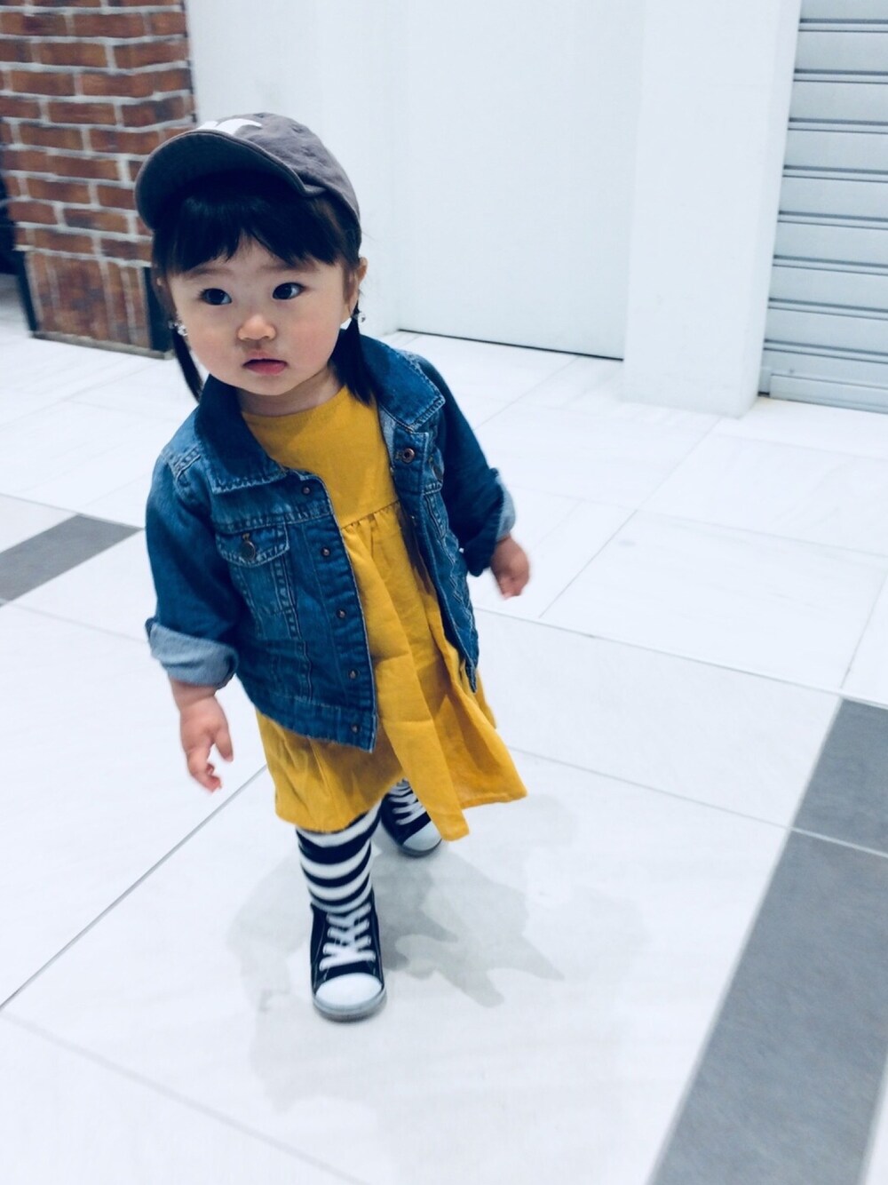 「コンバース、プチプラ、ワンピース、デニムジャケット、キャップ、1歳、マスタード」｜「Birthdayのアイテム（キャップ、グレー系）」を使った、mikさん（キッズ・80cm）の春コーディネートの1枚目の写真