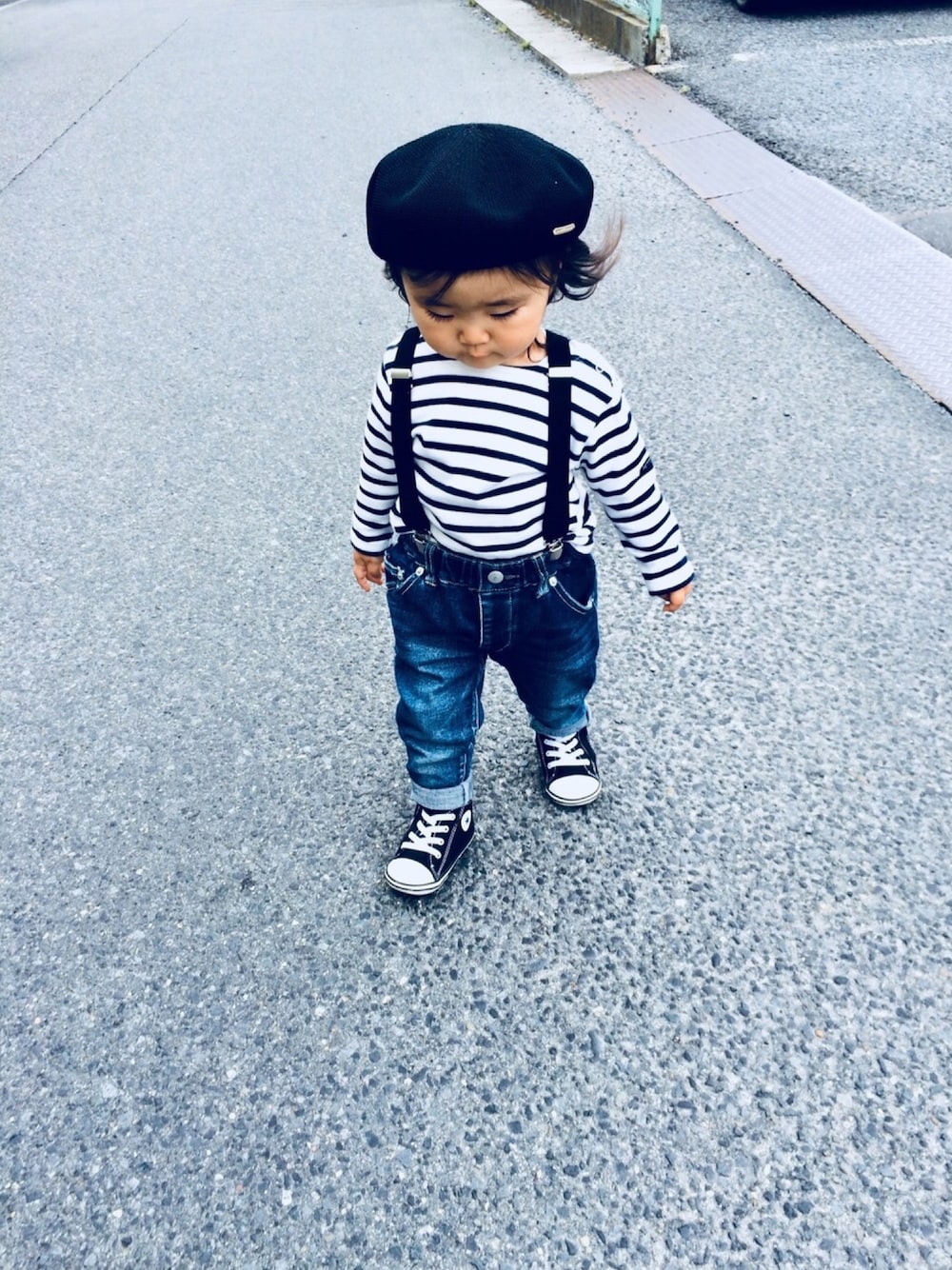 ブルー系のTシャツ/カットソー、ブルー系のデニムパンツ、ブラック系のスニーカーを着用したキッズの春コーディネートの1枚目の写真