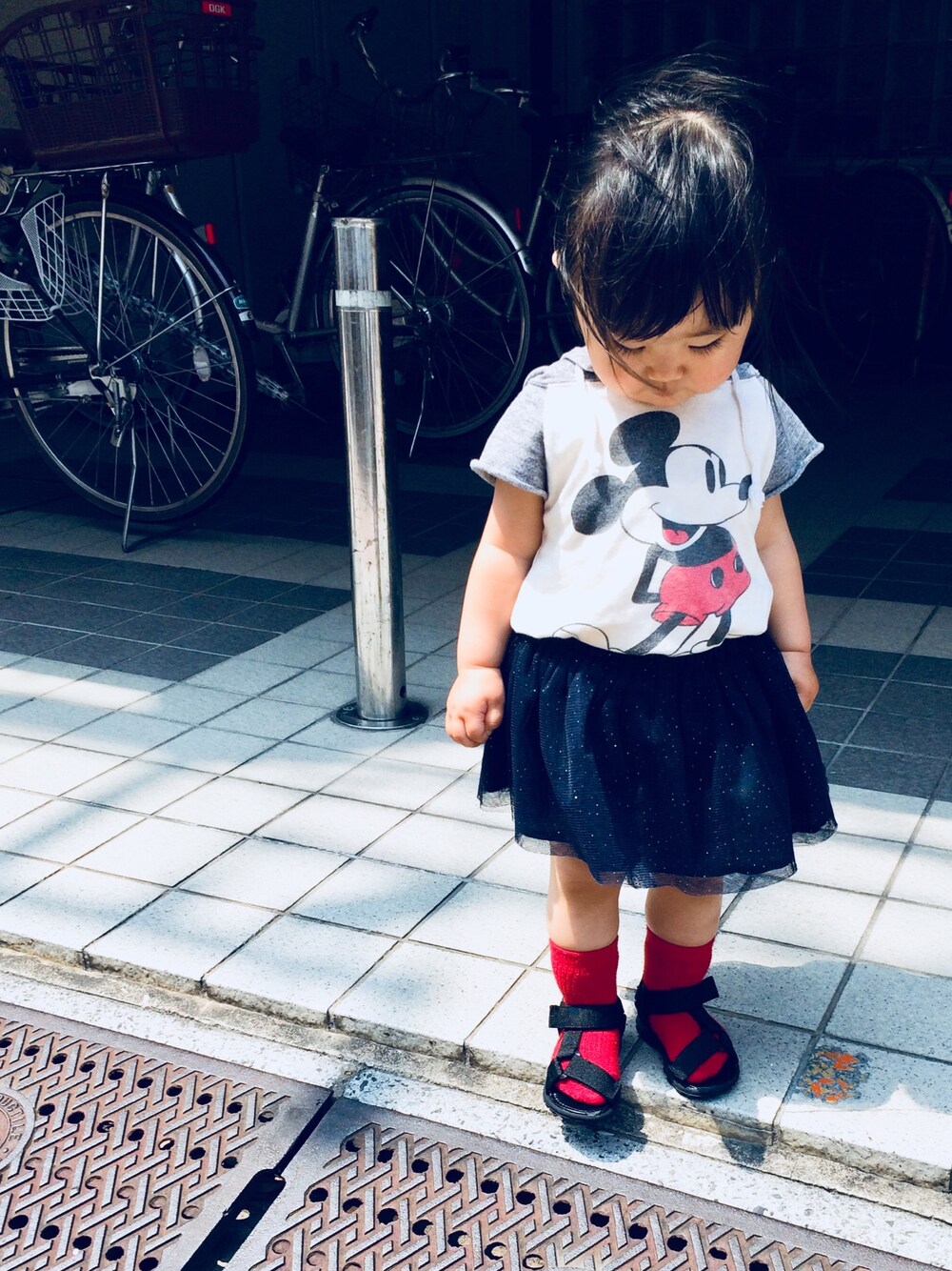 ホワイト系のTシャツ/カットソー、ブルー系のスカート、ブラック系のサンダルを着用したキッズの春コーディネートの1枚目の写真