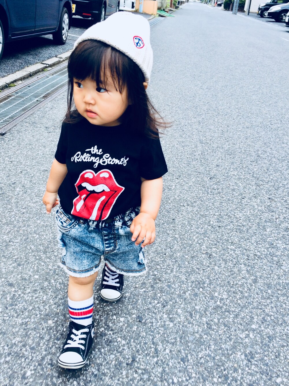 ブラック系のTシャツ/カットソー、ブルー系のデニムパンツ、ブラック系のスニーカーを着用したキッズの春コーディネートの1枚目の写真