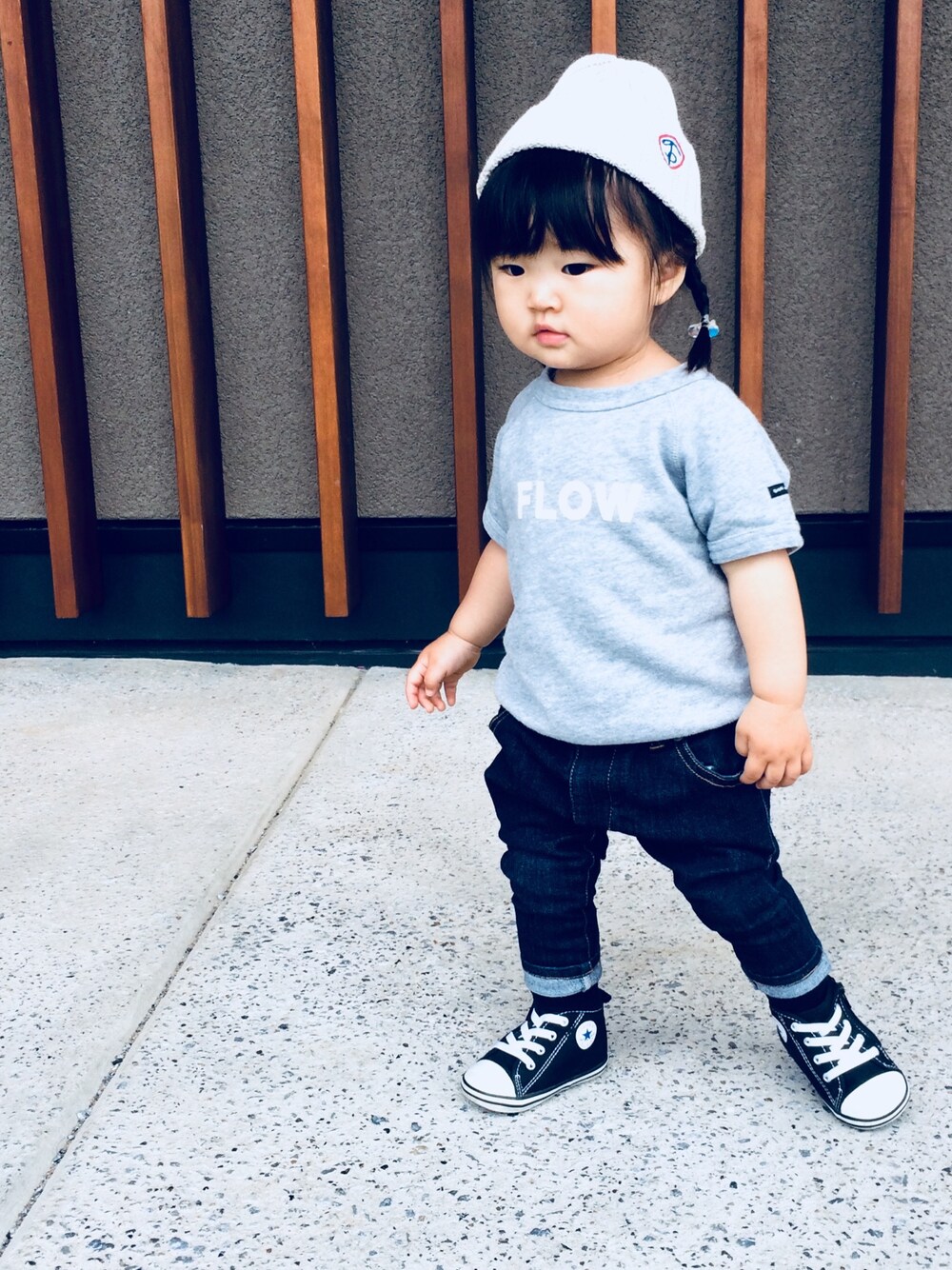 グレー系のスウェット、ブルー系のデニムパンツ、ブラック系のスニーカーを着用したキッズの夏コーディネートの1枚目の写真