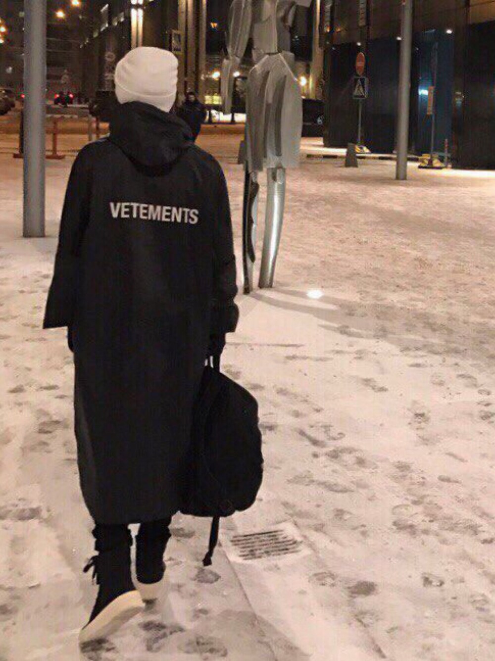 「Dior HOMME、Dior、vetements、stussy」｜「VETEMENTSのアイテム（その他アウター、ブラック系）」を使った、Victor さん（メンズ・181cm）の秋コーディネートの1枚目の写真