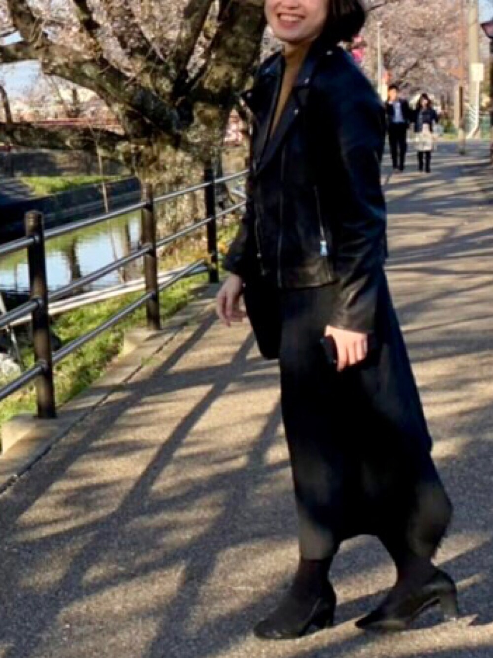 ブラック系のスカート、ブラック系のライダースジャケット、ブラウン系のTシャツ/カットソーを着用したレディースの秋コーディネートの1枚目の写真