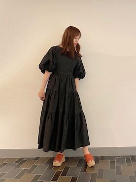 「REDYAZEL（レディアゼル）のバックリボンティアードワンピース（ワンピース、ブラック系）」を使った、藍里さん（レディース・158cm）の秋コーディネート