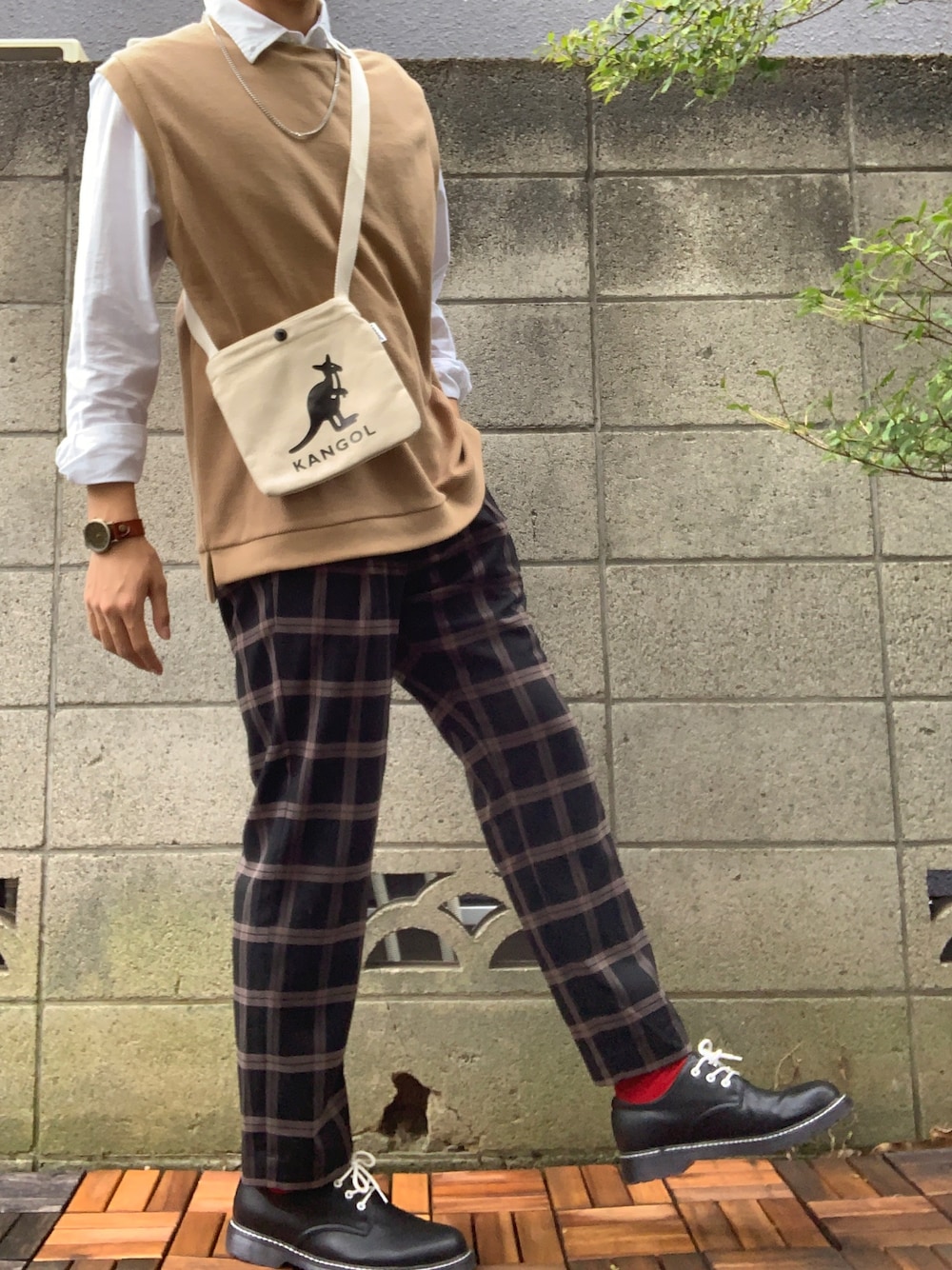 ブラウン系のその他パンツ、ブラック系のシューズ、ベージュ系のベストを着用したメンズの秋コーディネートの1枚目の写真
