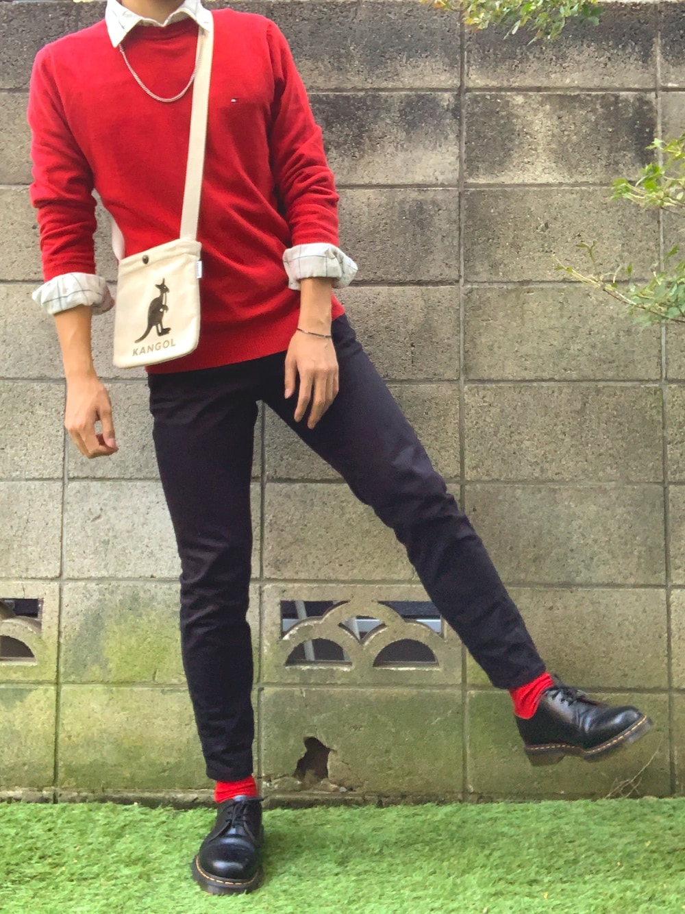 その他のシャツ/ブラウス、レッド系のニット/セーター、ブラック系のデニムパンツを着用したメンズの秋コーディネートの1枚目の写真