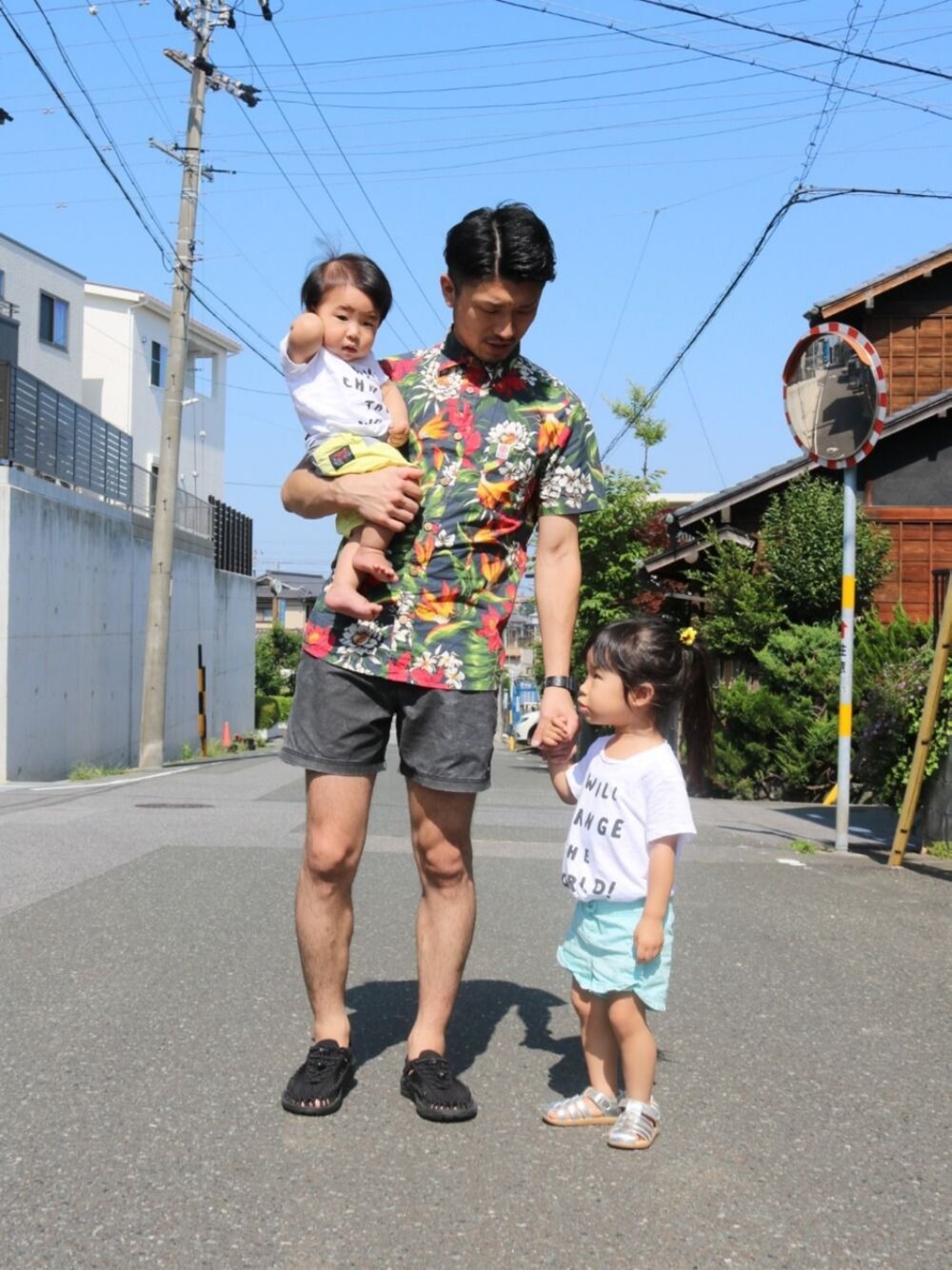 「親子コーデ、キッズコーデ、パパコーデ、お揃い、シャツスタイル、サンダル、姉弟、3歳、8ヶ月、プチプラ」｜「FRANKLIN & MARSHALLのアイテム（シャツ/ブラウス、グリーン系）」を使った、Rima&Aoi papaさん（メンズ・170cm）の夏コーディネートの1枚目の写真
