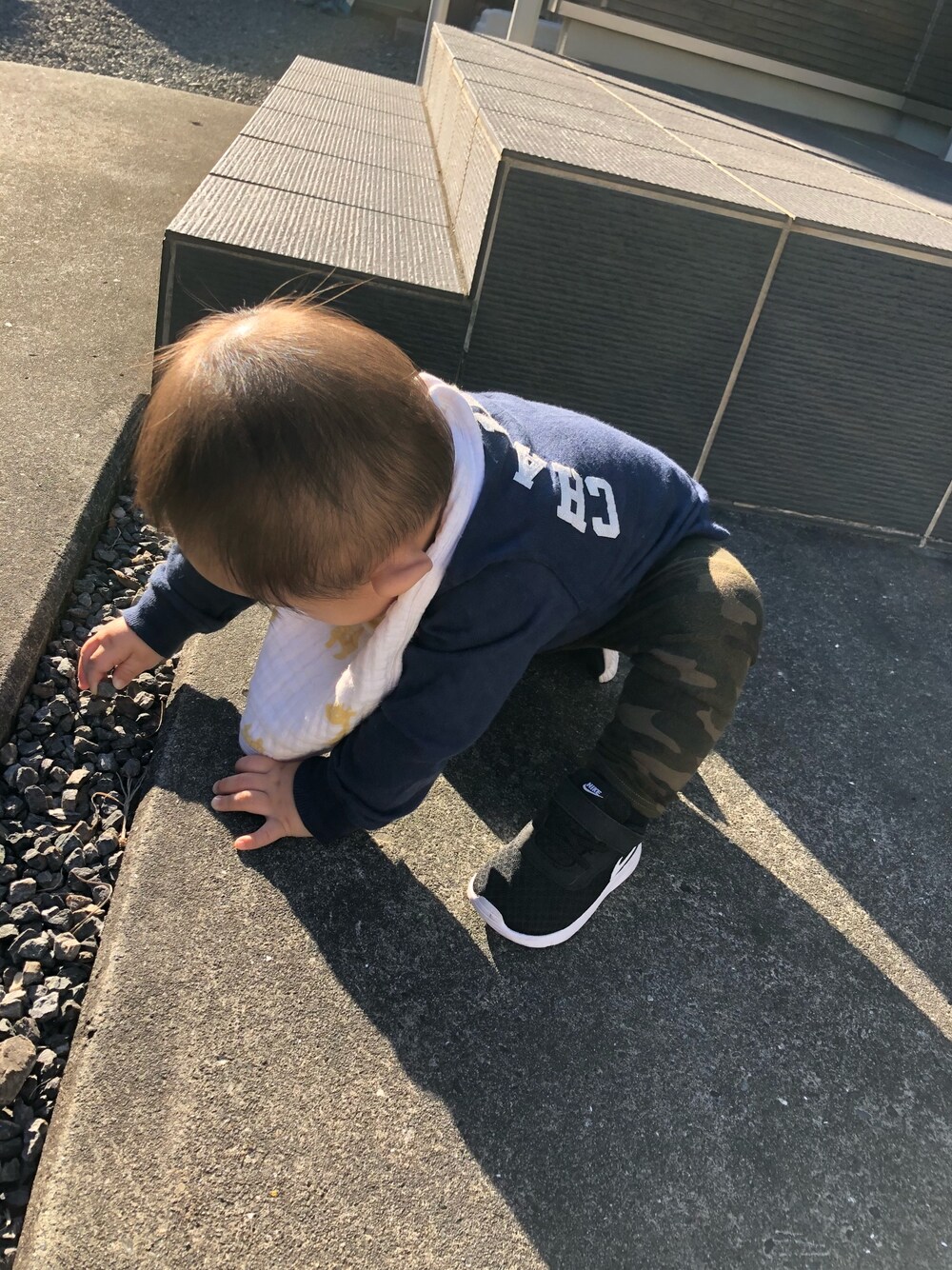「カジュアルコーデ、保育園コーデ、ベビーコーデ、お散歩コーデ、うごきやすさ重視、むすこーで」｜「Championのチャンピオン/Champion KIDS 星条旗長袖Tシャツ（白・ネイビー）（Tシャツ/カットソー、ブルー系）」を使った、りんたろさん（キッズ・80cm）の秋コーディネートの1枚目の写真