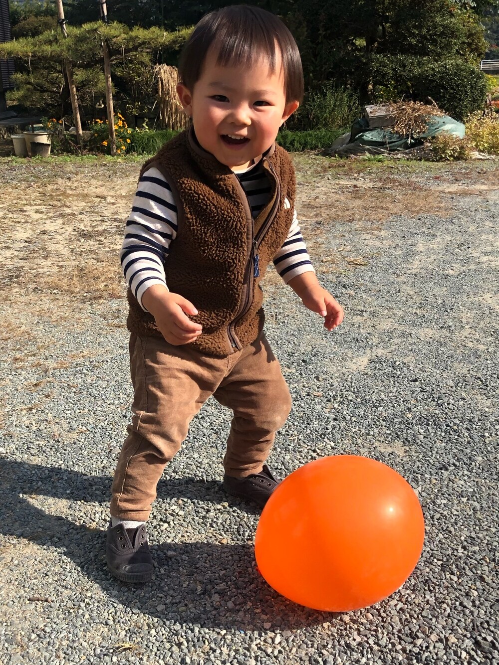 「秋のコーデ、キッズファッション、休日スタイル、カジュアルコーデ、2歳、ボーダー、男の子、ザノースフェイス、ザラ、シエンタ」｜「THE NORTH FACEのザ・ノース・フェイス　キッズフリースベスト / シェルパフリースベスト（ブルゾン、ブラウン系）」を使った、りんたろさん（キッズ・90cm）の秋コーディネートの1枚目の写真