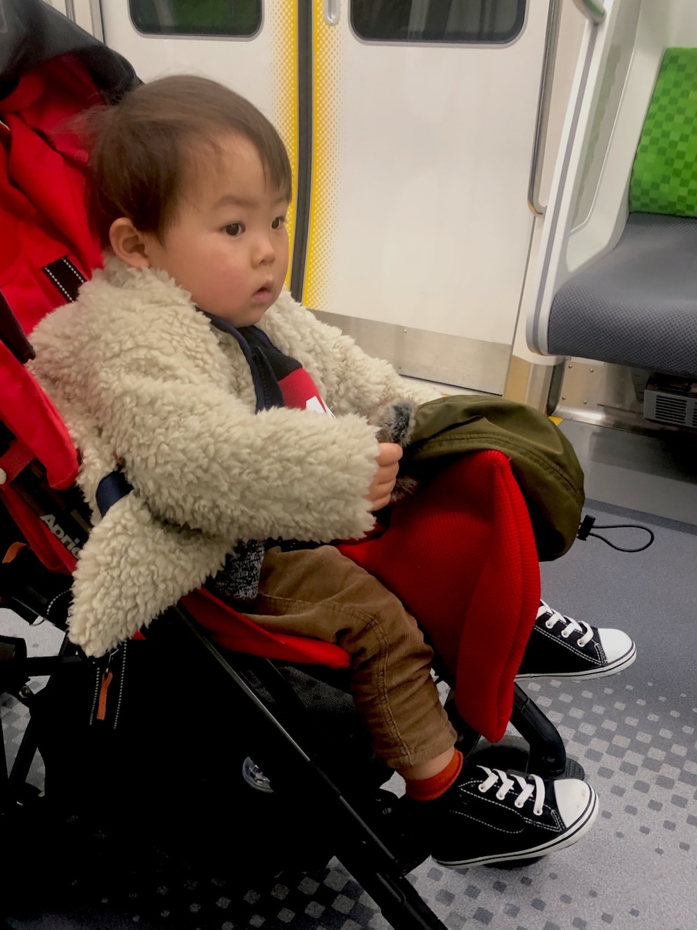 「キッズファッション、秋冬コーデ、旅行コーデ、おとこのこ、2歳、カジュアル、XLARGE KIDS、パタゴニアレトロX、converse」｜「ZARA KIDSのアイテム（パンツ、ブラウン系）」を使った、りんたろさん（キッズ・90cm）の冬コーディネートの1枚目の写真