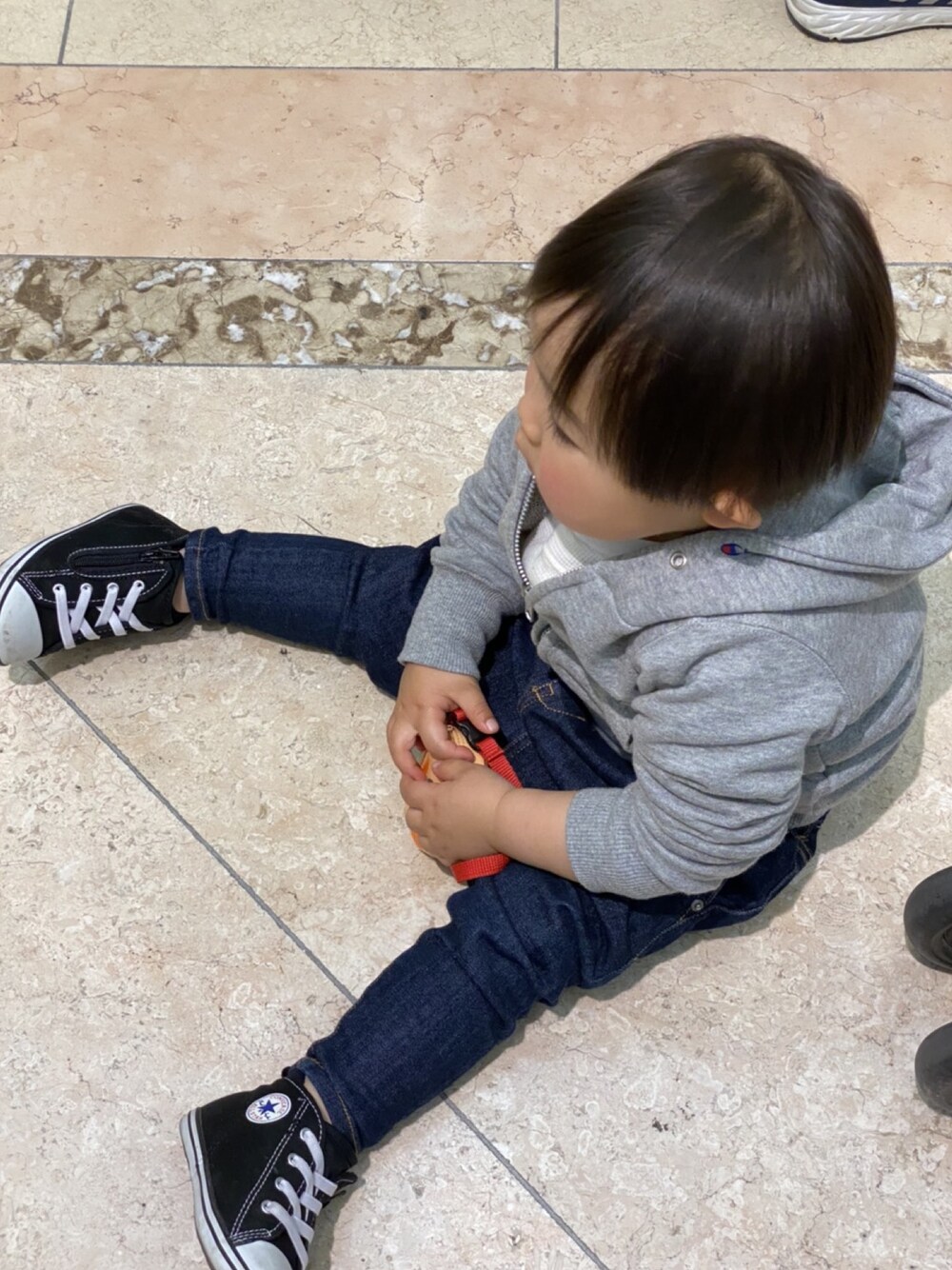 「男の子、シンプル、2歳、パーカー、むすこーで、quoti use fith」｜「Championのquoti use fith×champion(チャンピオン)  FULL ZIP HOODED（パーカー、グレー系）」を使った、りんたろさん（キッズ・90cm）の冬コーディネートの1枚目の写真