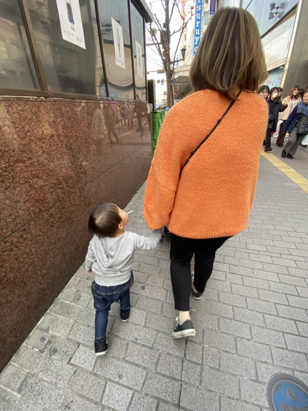「おやこーで。、CANALJEAN、ニット、オレンジニット、スニーカー、親子、シンプルコーデ」｜「CANAL JEANのvia j(ヴィアジェイ) クルーネックリングニット（ニット/セーター、オレンジ系）」を使った、りんたろさん（キッズ・90cm）の冬コーディネートの1枚目の写真