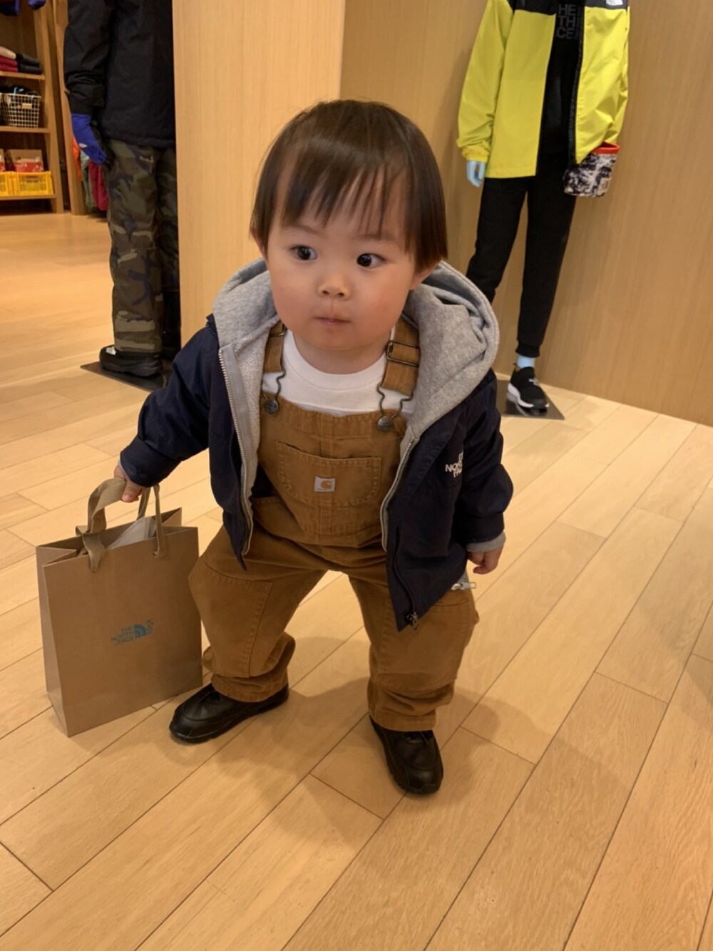 「男の子、ザノースフェイス、カーハート、エアマックス、Champion、キッズコーデ」｜「Carharttのアイテム（オールインワン・サロペット、ブラウン系）」を使った、りんたろさん（キッズ・90cm）の冬コーディネートの1枚目の写真