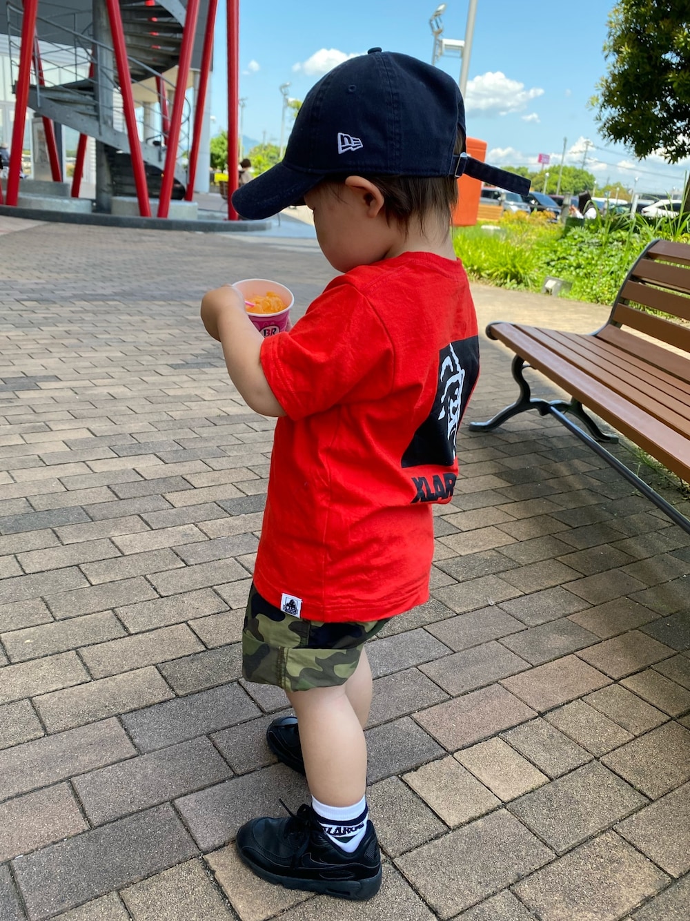 「休日スタイル、キッズファッション、男の子、2歳6ヶ月、おしゃれさんと繋がりたい、ハーフパンツ、XLARGE、グラミチ、ナイキ、ニューエラ」｜「XLARGE KIDSのOGゴリラスクエアロゴ半袖Tシャツ（Tシャツ/カットソー、レッド系）」を使った、りんたろさん（キッズ・90cm）の春コーディネートの1枚目の写真