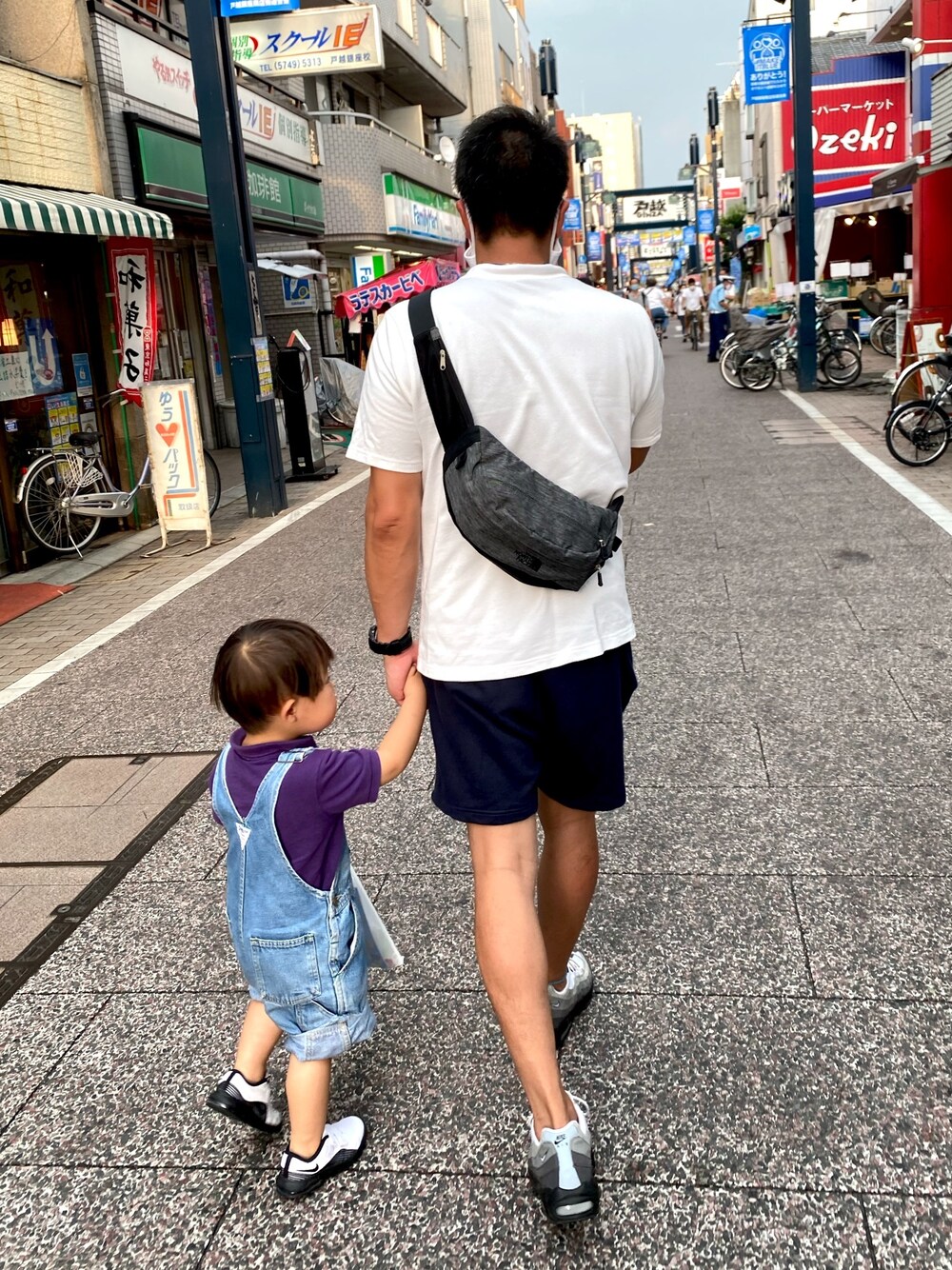 「パパとお揃い、キッズファッション、男の子コーデ、エアマックス、仲良し、暑すぎる、熱中症にご用心！、リラックススタイル、2歳」｜「LACOSTEの鹿の子クルーネックTシャツ（半袖）（Tシャツ/カットソー、ホワイト系）」を使った、りんたろさん（キッズ・90cm）の夏コーディネートの1枚目の写真