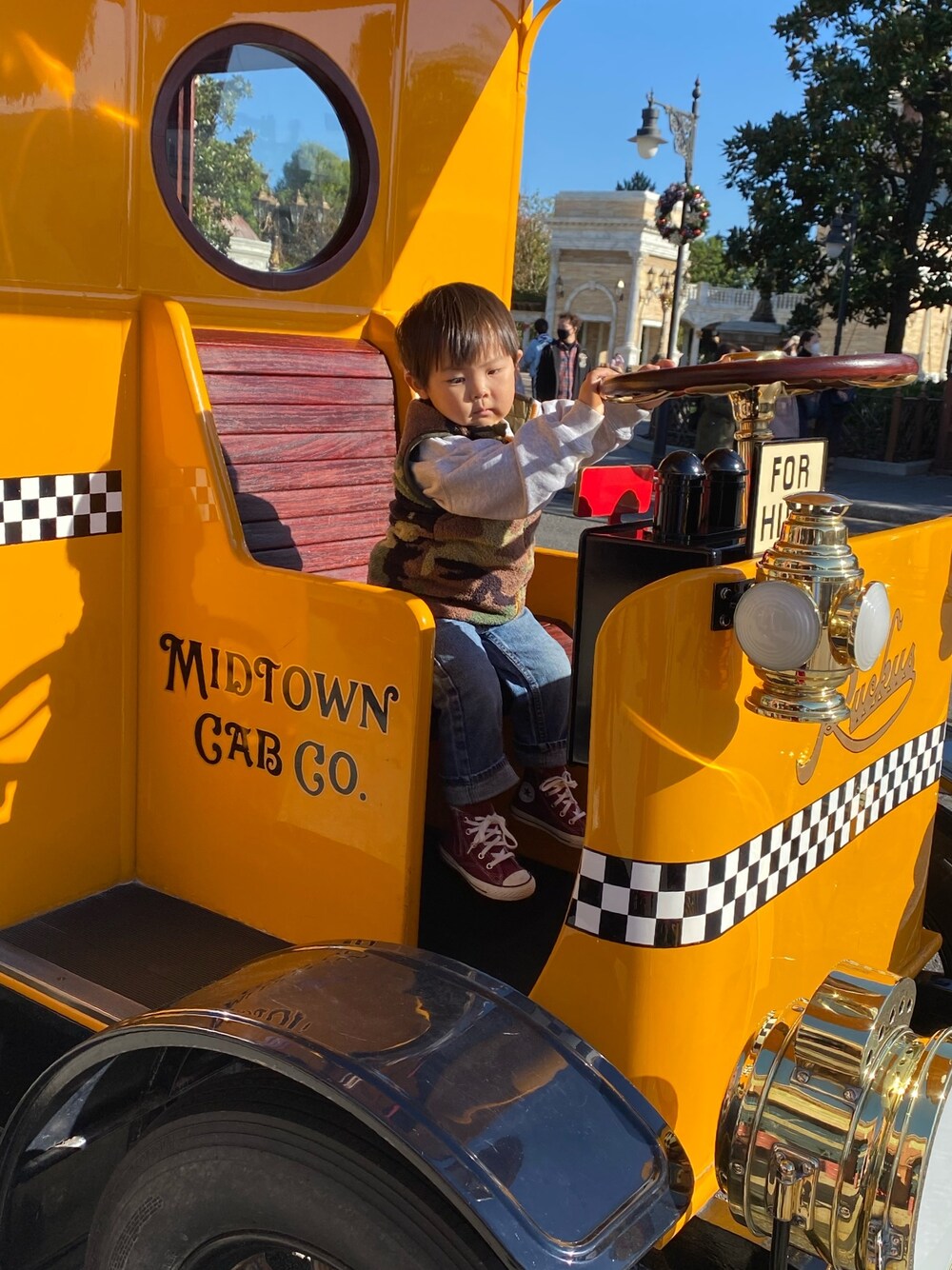 「ディズニーシーコーデ、おとこのこ、3歳、むすこーで、ザノースフェイス、ベストスタイル、シンプルコーデ、おしゃれさんと繋がりたい」｜「CONVERSEのconverse コンバース 15-22CHILD ALL STAR N 70 Z HI チャイルド オールスター N 70 Z ハイ 37300690 MAROON（スニーカー、レッド系）」を使った、りんたろさん（キッズ・90cm）の秋コーディネートの1枚目の写真