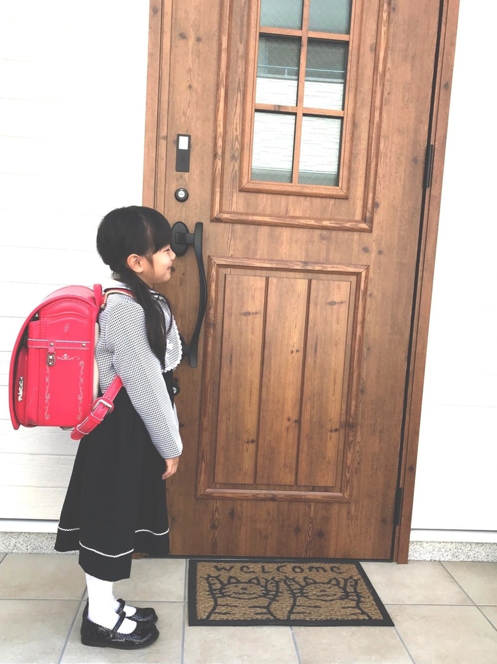 ピンク系のランドセルを着用したキッズの春コーディネートの1枚目の写真