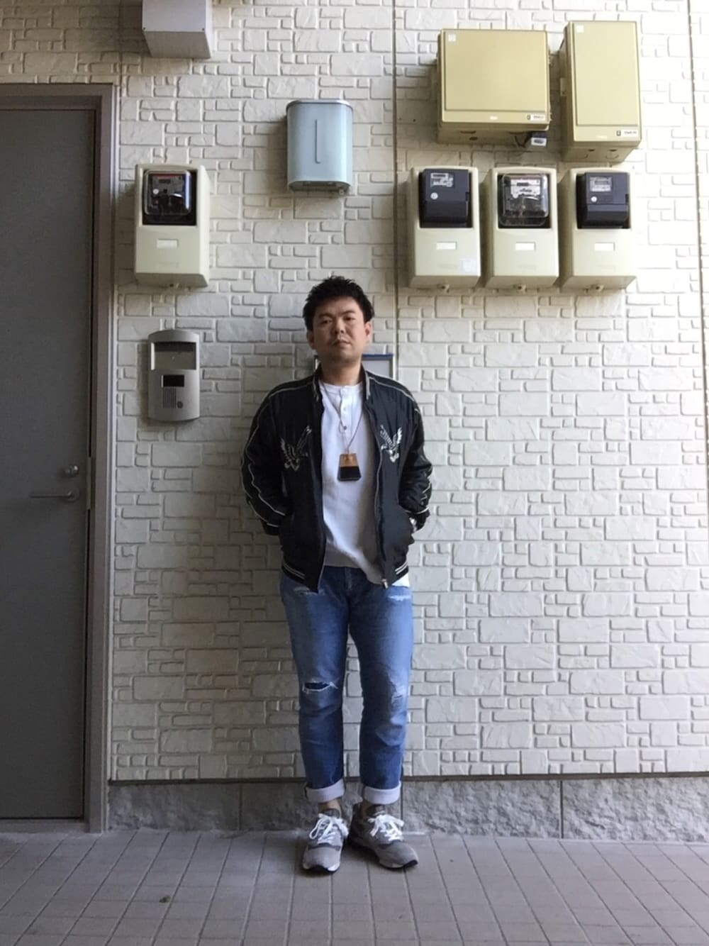 「レペゼン群馬、スカジャン、ダメージデニムパンツ、ヘンリーネック、ニューバランス、玄人、刺繍、オトナカジュアル、WEAR群馬会、カジュアル」｜「GOLDのアイテム（その他アウター、その他）」を使った、John Lemonさん（メンズ・165cm）の春コーディネートの1枚目の写真