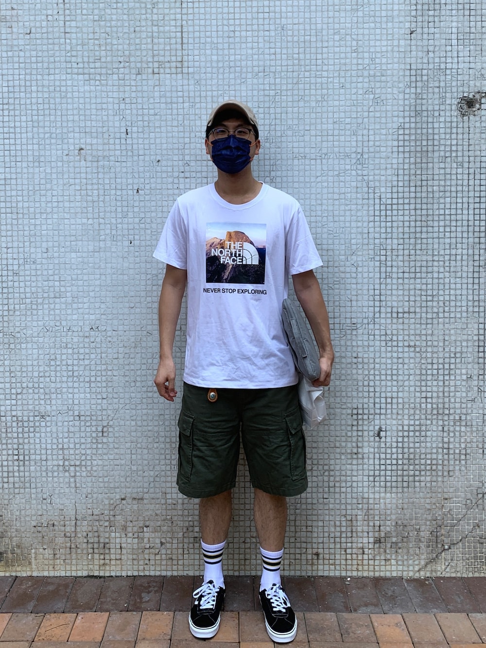 「夏、ootd、街頭穿搭、VANS、工裝褲、工裝穿搭、thenorthface」｜「THE NORTH FACEのアイテム（Tシャツ/カットソー、ホワイト系）」を使った、jasonwong112さん（メンズ・180cm）の秋コーディネートの1枚目の写真