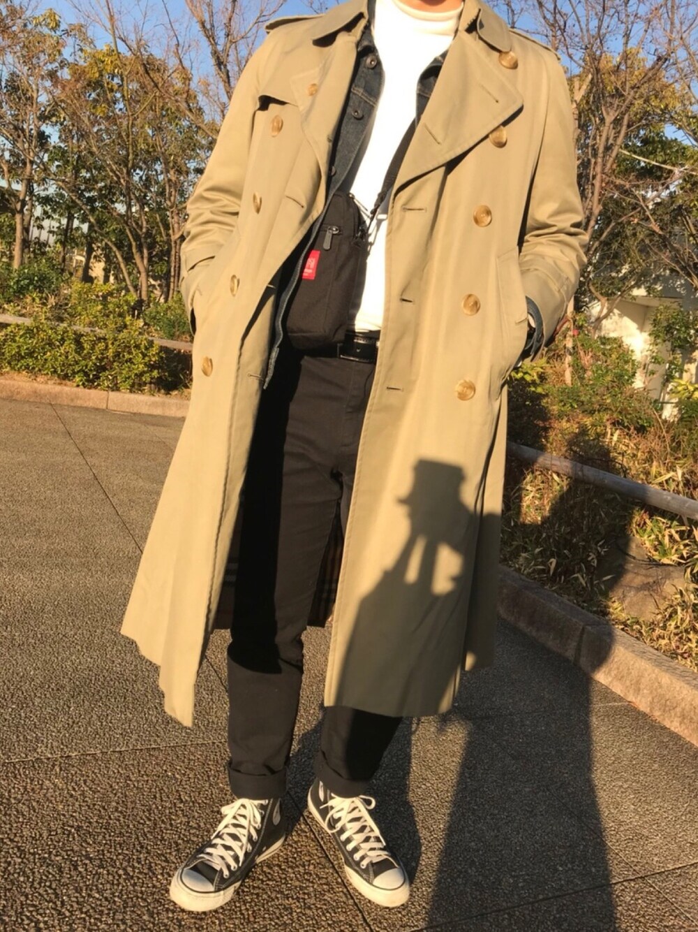 「大人カジュアル、おしゃれさんと繋がりたい、バーバリー、大学生、ootd、アウターONアウター、タートルネックニット、スニーカー、outfit、RAGEBLUE」｜「UNIQLOのエクストラファインメリノタートルネックセーター（長袖）（ニット/セーター、ホワイト系）」を使った、Kotarouさん（メンズ・169cm）の冬コーディネートの1枚目の写真