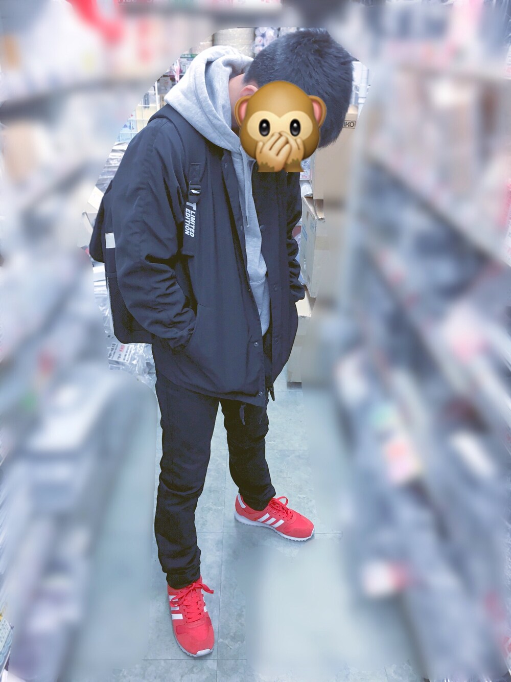 「カジュアル、プチプラ、スニーカー、春コーデ、GU、スタジャン、パーカー、adidas、EDWIN、スキニーパンツ」｜「GUのアイテム（パーカー、グレー系）」を使った、クソ野郎さん（メンズ・165cm）の春コーディネートの1枚目の写真
