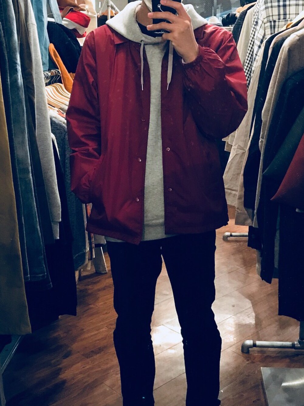 「秋コーデ、おしゃれさんと繋がりたい、休日スタイル、カジュアル、ユニクロ、デニムパンツ、コーチジャケット、シンプルコーデ」｜「cosmicjiveのアイテム（その他アウター、レッド系）」を使った、ゆーうさん（メンズ・167cm）の秋コーディネートの1枚目の写真