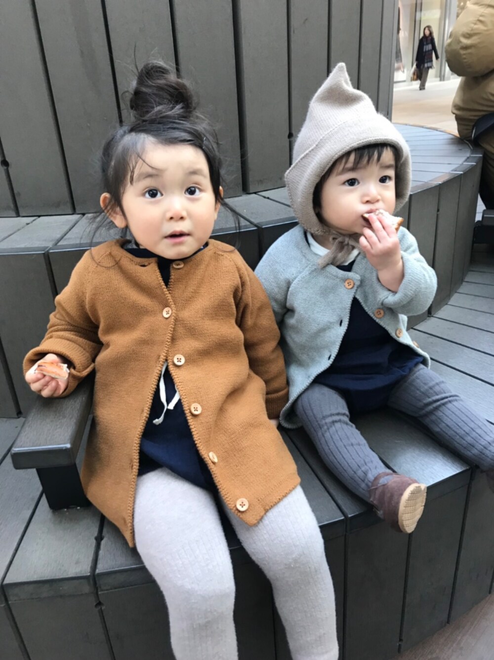「お気に入りの服でデートに行こう、シンプルコーデ、おそろいコーデ、リンクコーデ、韓国子供服、海外子供服、おだんごヘアー、キッズコーデ、ロンパース、ストラップシューズ」｜「jamiekayのアイテム（カーディガン/ボレロ、ゴールド系）」を使った、ichi_zenさん（キッズ・90cm）の冬コーディネートの1枚目の写真