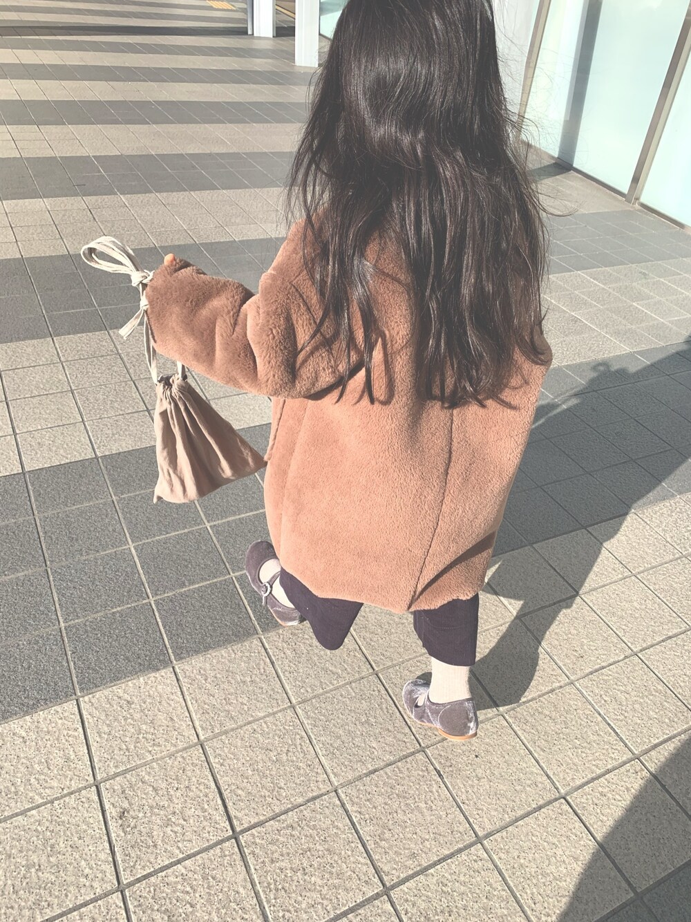 「冬コーデ、キッズコーデ、女の子、おんなのこコーデ、お洒落さんとつながりたい、ノーカラーコート、フェイクファー、巾着バッグ、海外子供服、韓国子供服」｜「ZARAのアイテム（シューズ、ブルー系）」を使った、ichi_zenさん（キッズ・90cm）の冬コーディネートの1枚目の写真
